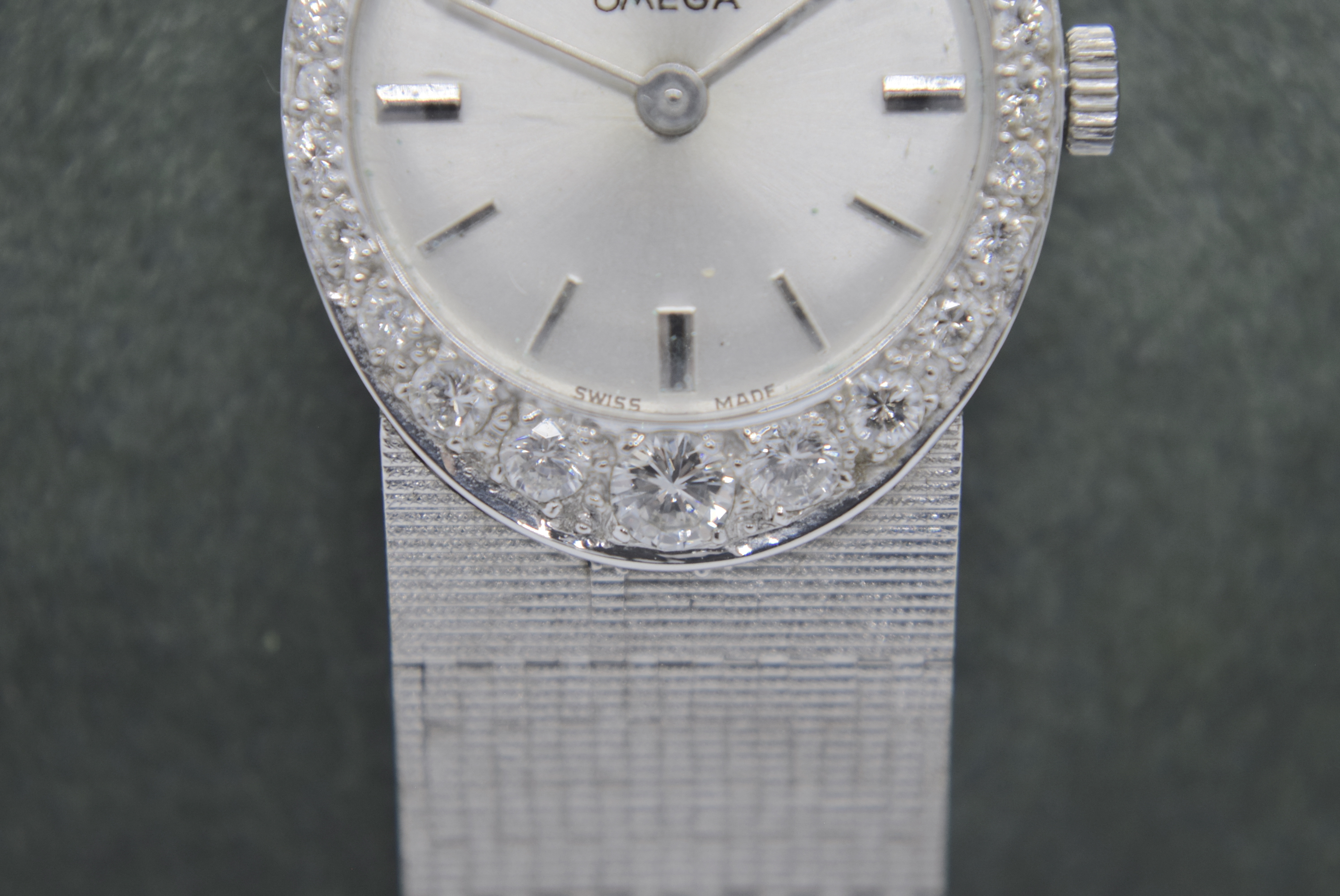 ROYAL-ESQUE 18CT WHITE GOLD 1.00CT DIAMOND OMEGA LADIES COCKTAIL WATCH (22MM X 27MM CASE SIZE) - Bild 3 aus 5