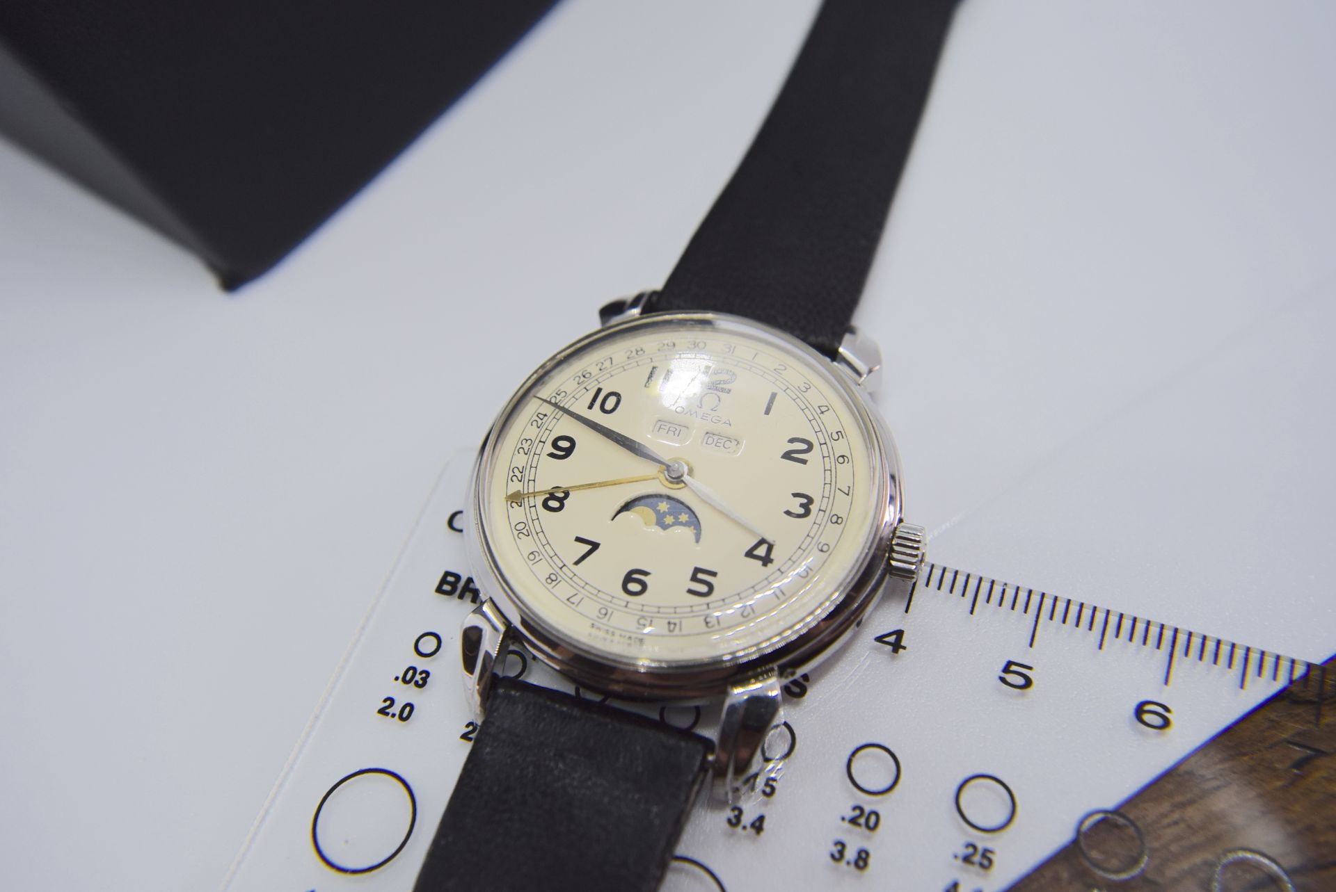 OMEGA MANUAL WIND MOONPHASE WATCH - HALLMARKED OMEGA WATCH CO. / 623846 - MOVEMENT 715 / 37045922 - Image 4 of 9