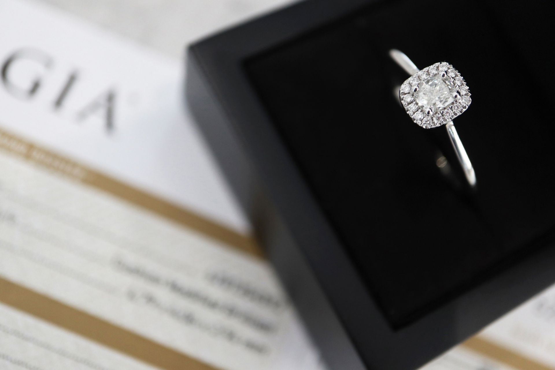 *STUNNING* GIA CERTIFICATED - *VVS* 18K WHITE GOLD CUSHION CUT DIAMOND HALO RING - Image 7 of 12