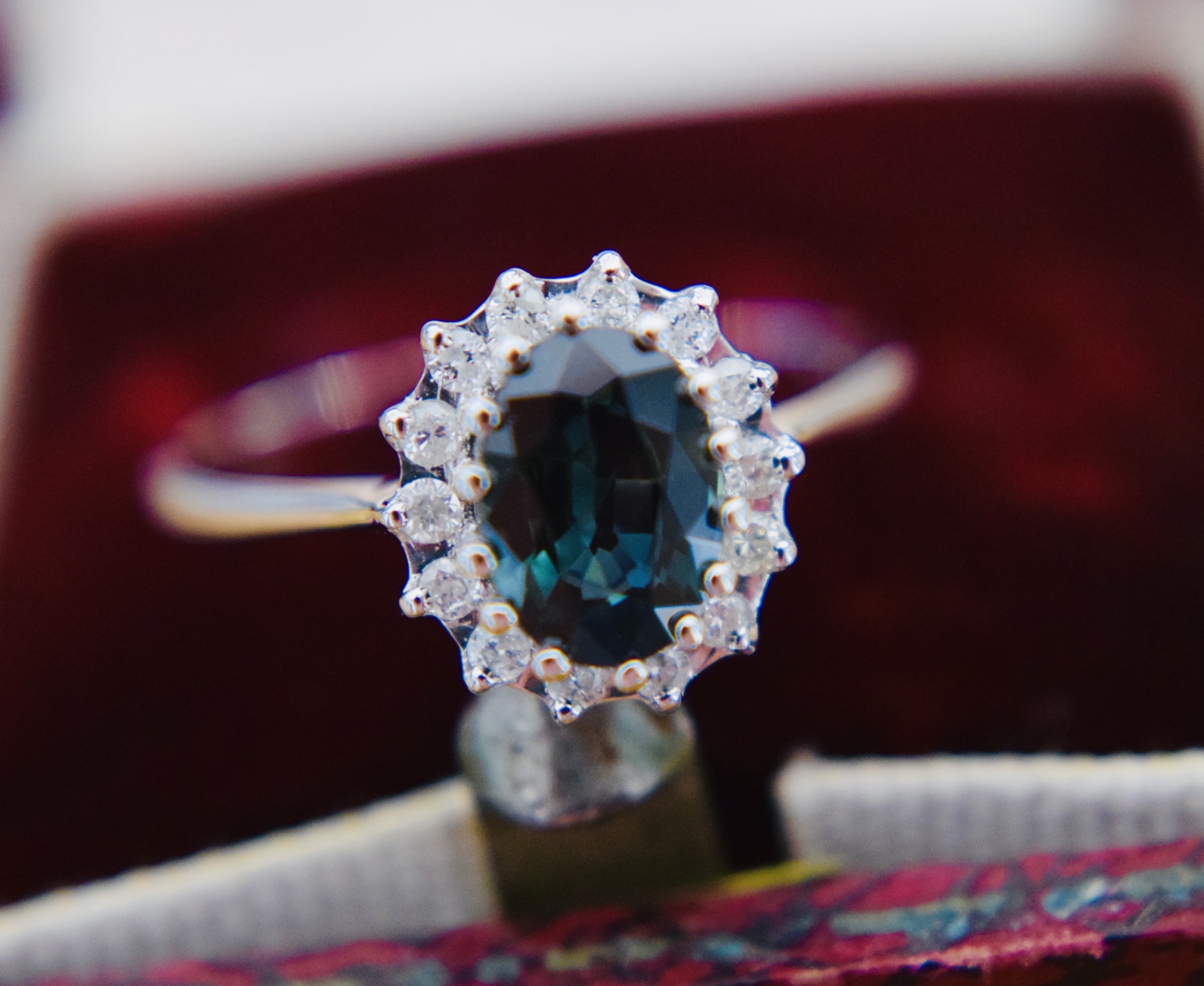 *STUNNING* 1.50CT SAPPHIRE (RARE BLUE/ GREEN "TEAL") & DIAMOND WHITE GOLD HALO RING (SIZE K / L)