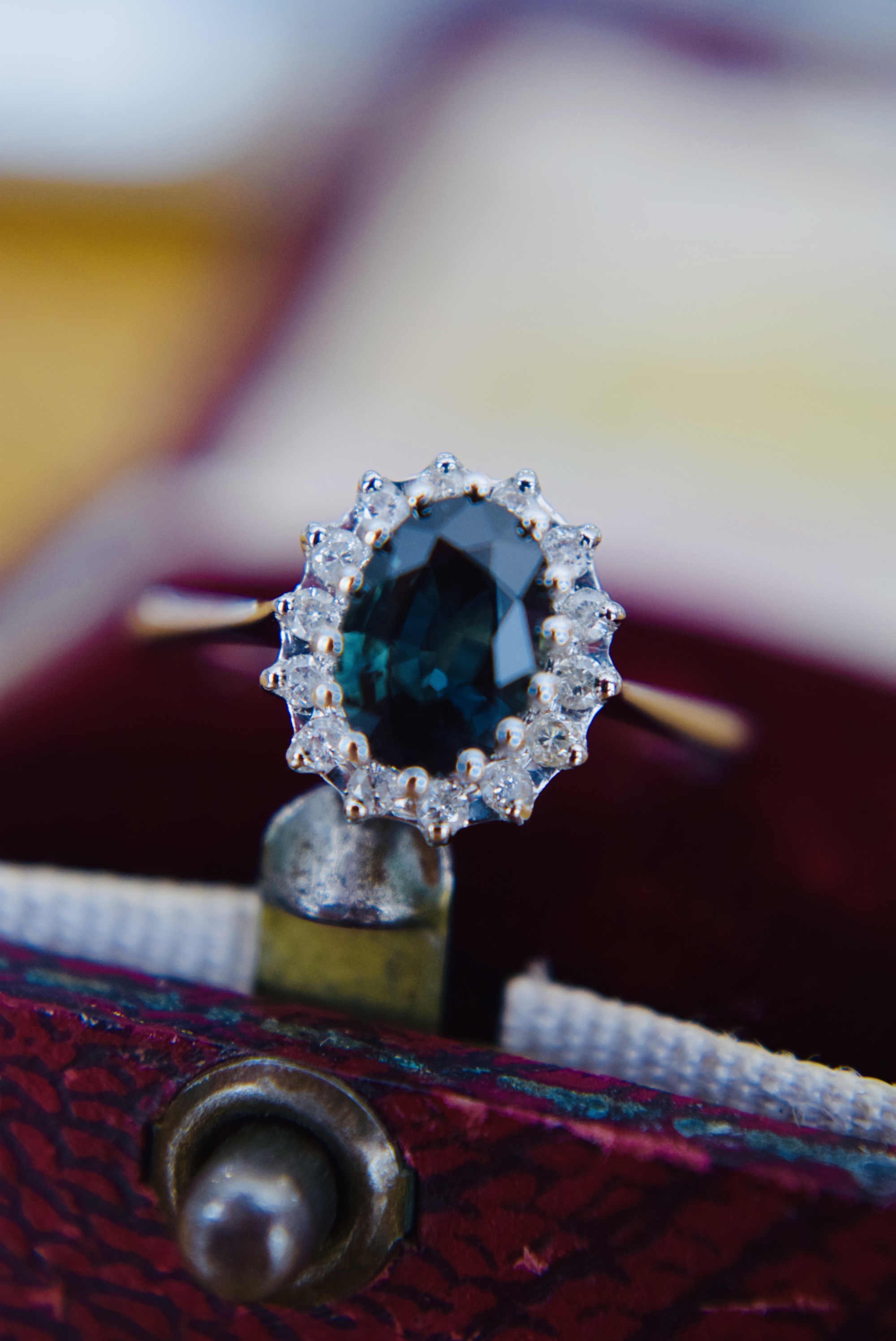 *STUNNING* 1.50CT SAPPHIRE (RARE BLUE/ GREEN "TEAL") & DIAMOND WHITE GOLD HALO RING (SIZE K / L) - Bild 5 aus 6