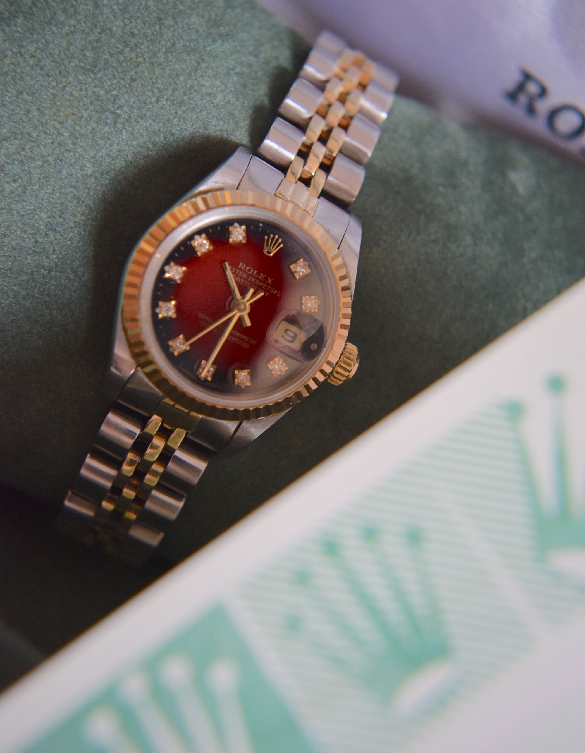 DIAMOND ROLEX DATEJUST 18K/ STEEL REF 69173 (26MM) - RED VIGNETTE DIAL (WITH ORIGINAL CERTIFICATE) - Bild 3 aus 8