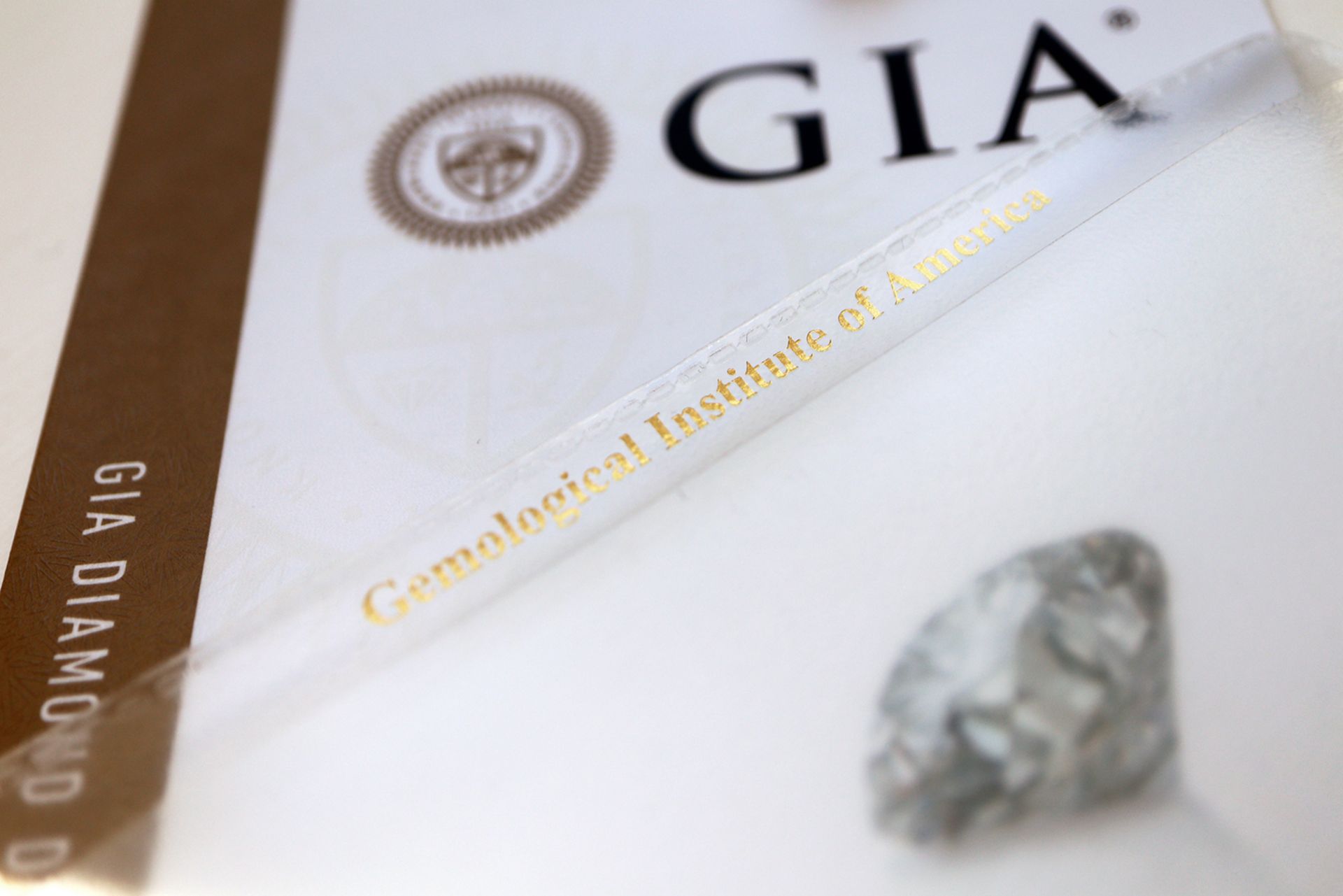 *STUNNING* GIA CERTIFICATED - *VVS* 18K WHITE GOLD CUSHION CUT DIAMOND HALO RING - Image 10 of 12