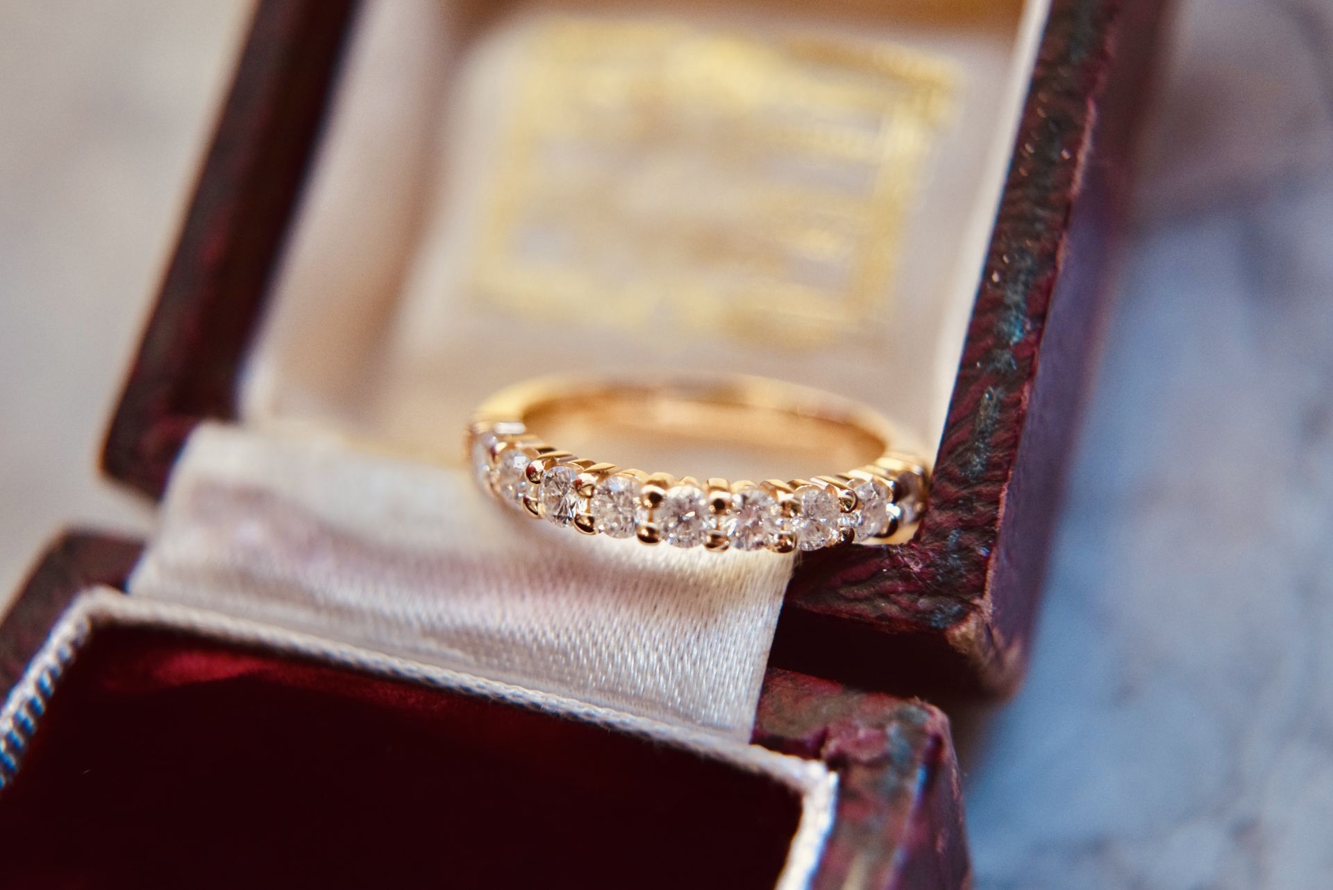 *BEAUTIFUL* FINE QUALITY VS/SI 0.50CT HALF ETERNITY RING IN 18K YELLOW GOLD - Image 2 of 10