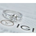 *GORGEOUS* 1.00CT SI2 / D COLOUR ROUND BRILLIANT DIAMOND 18CT WHITE GOLD RING (BAGUETTE CUT MOUNT)