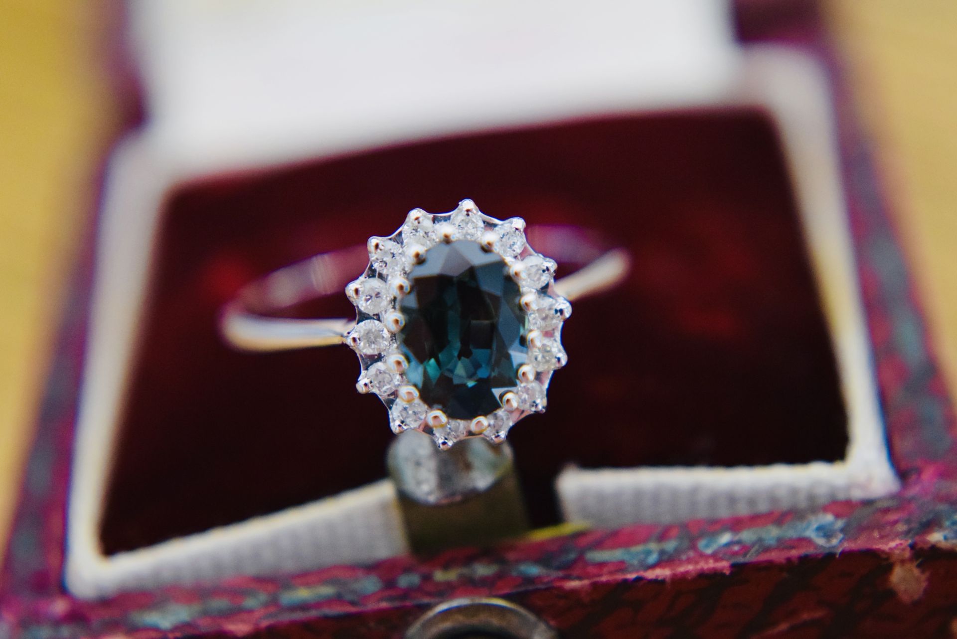 *STUNNING* 1.50CT SAPPHIRE (RARE BLUE/ GREEN "TEAL") & DIAMOND WHITE GOLD HALO RING (SIZE K / L) - Image 3 of 6