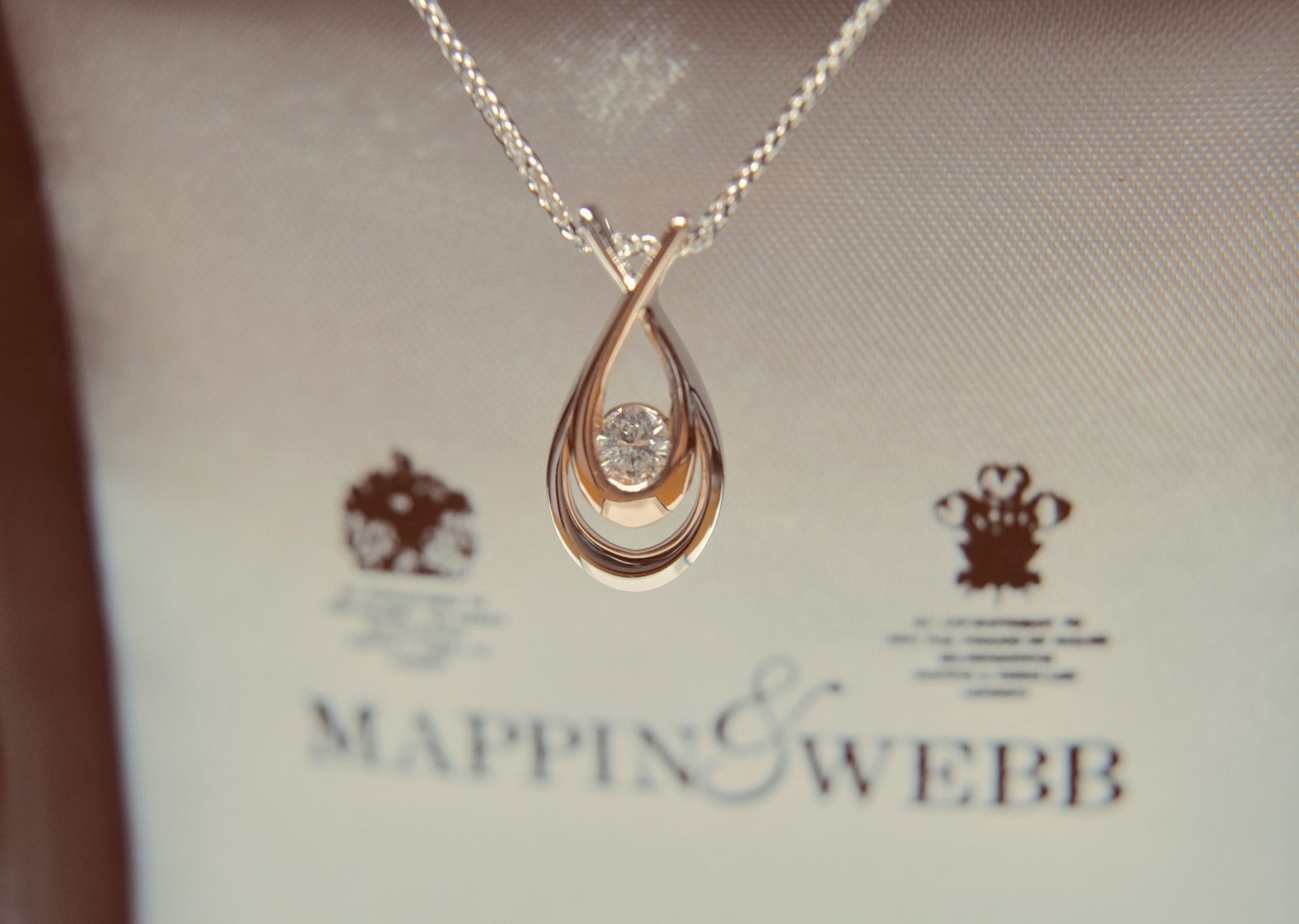 STUNNING 14CT WHITE & ROSE GOLD DIAMOND NECKLACE/ PENDANT (0.25CT DIAMOND APPROX.) - Image 4 of 5