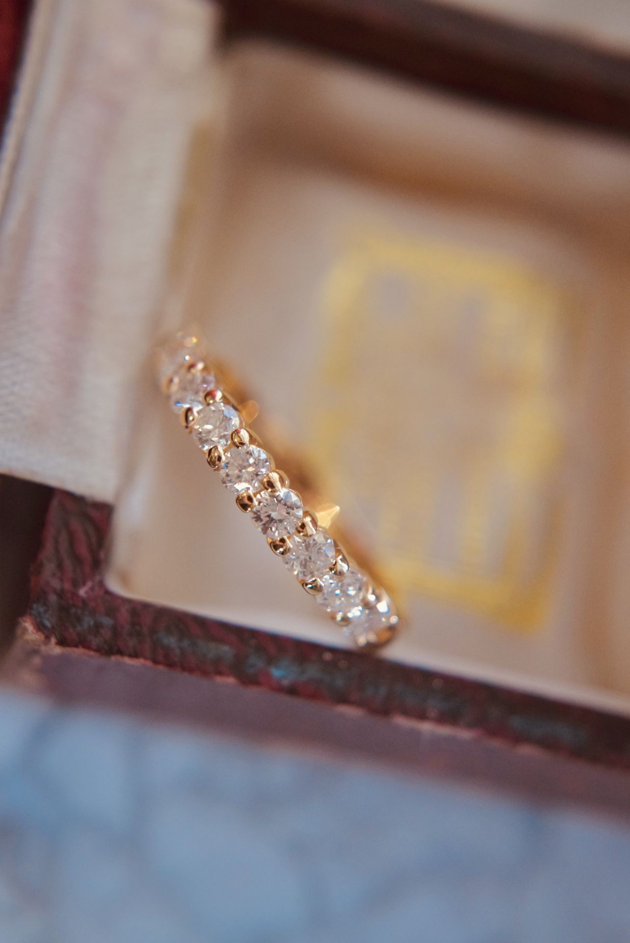 *BEAUTIFUL* FINE QUALITY VS/SI 0.50CT HALF ETERNITY RING IN 18K YELLOW GOLD - Image 3 of 10