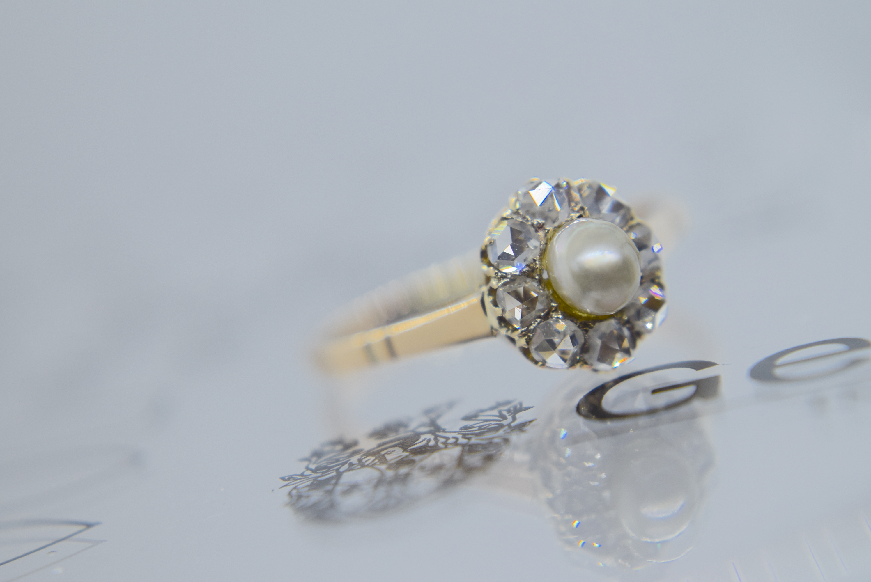 VINTAGE 1.00CT IVORY PEARL & ROSE CUT DIAMOND RING IN YELLOW & ROSE GOLD - Image 5 of 7
