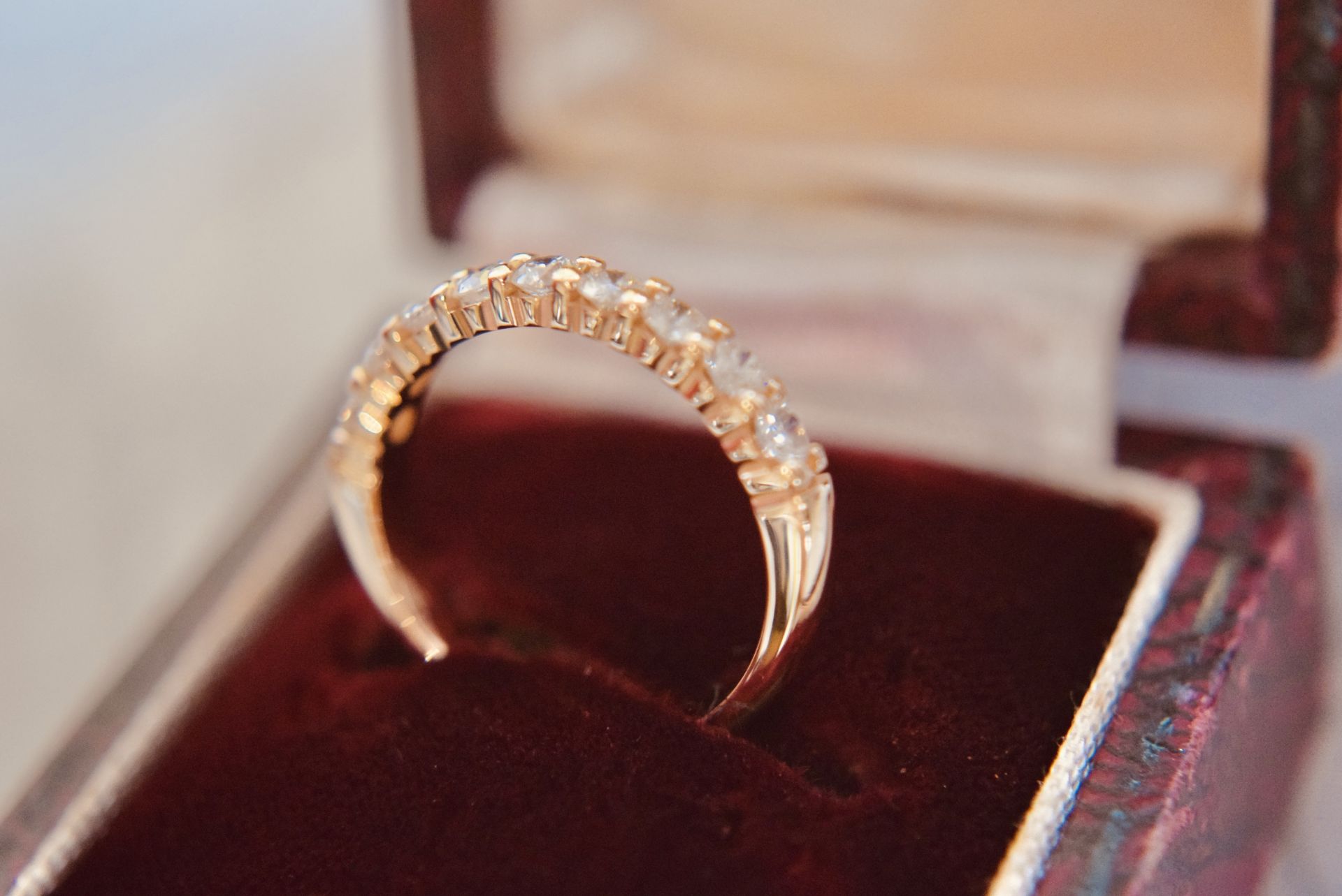 *BEAUTIFUL* FINE QUALITY VS/SI 0.50CT HALF ETERNITY RING IN 18K YELLOW GOLD - Image 7 of 10