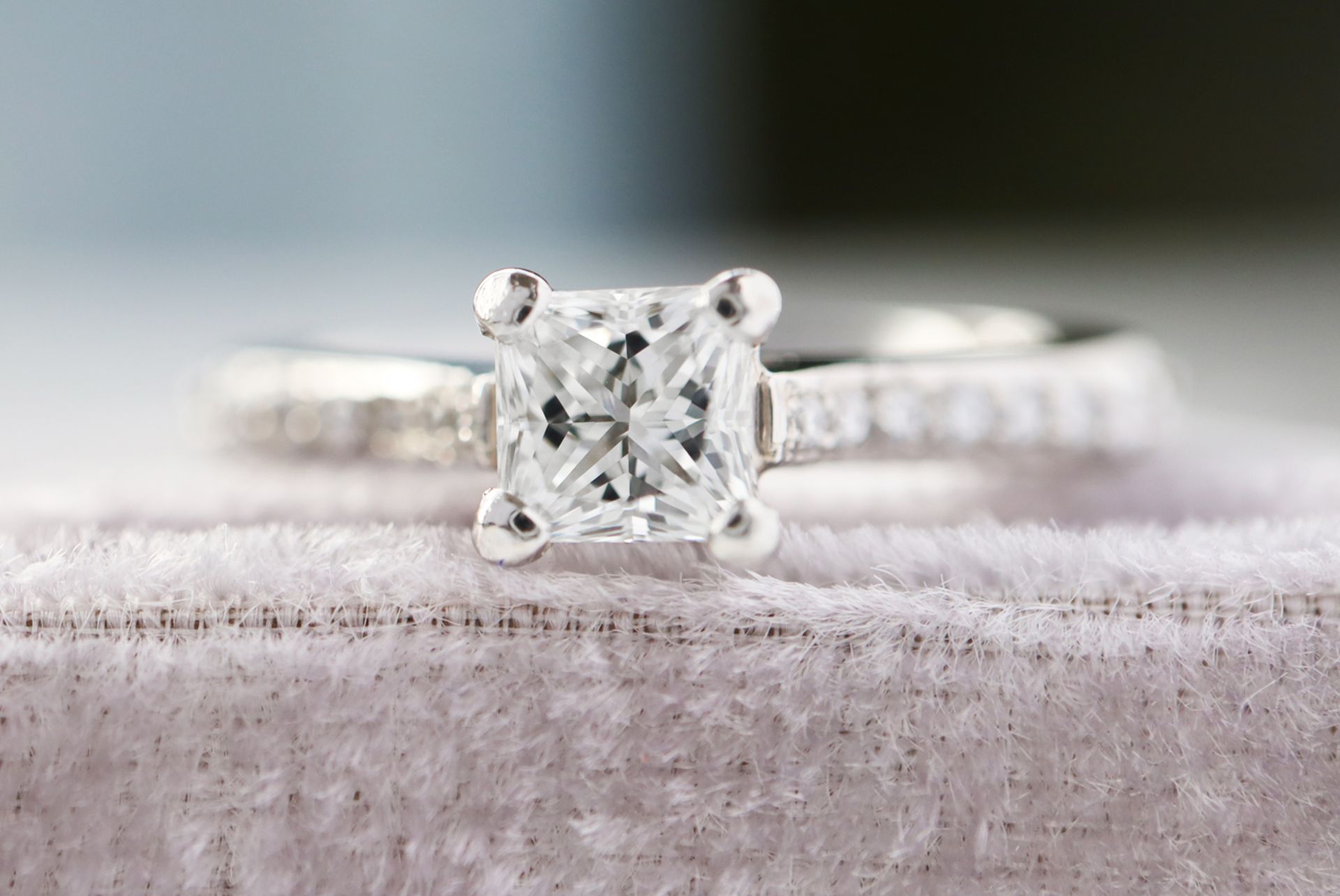 PLATINUM (950) 0.70CT DIAMOND RING (PRINCESS CUT) - VS2 / E DIAMOND DETAILS: MAIN STONE - 0.50CT / E