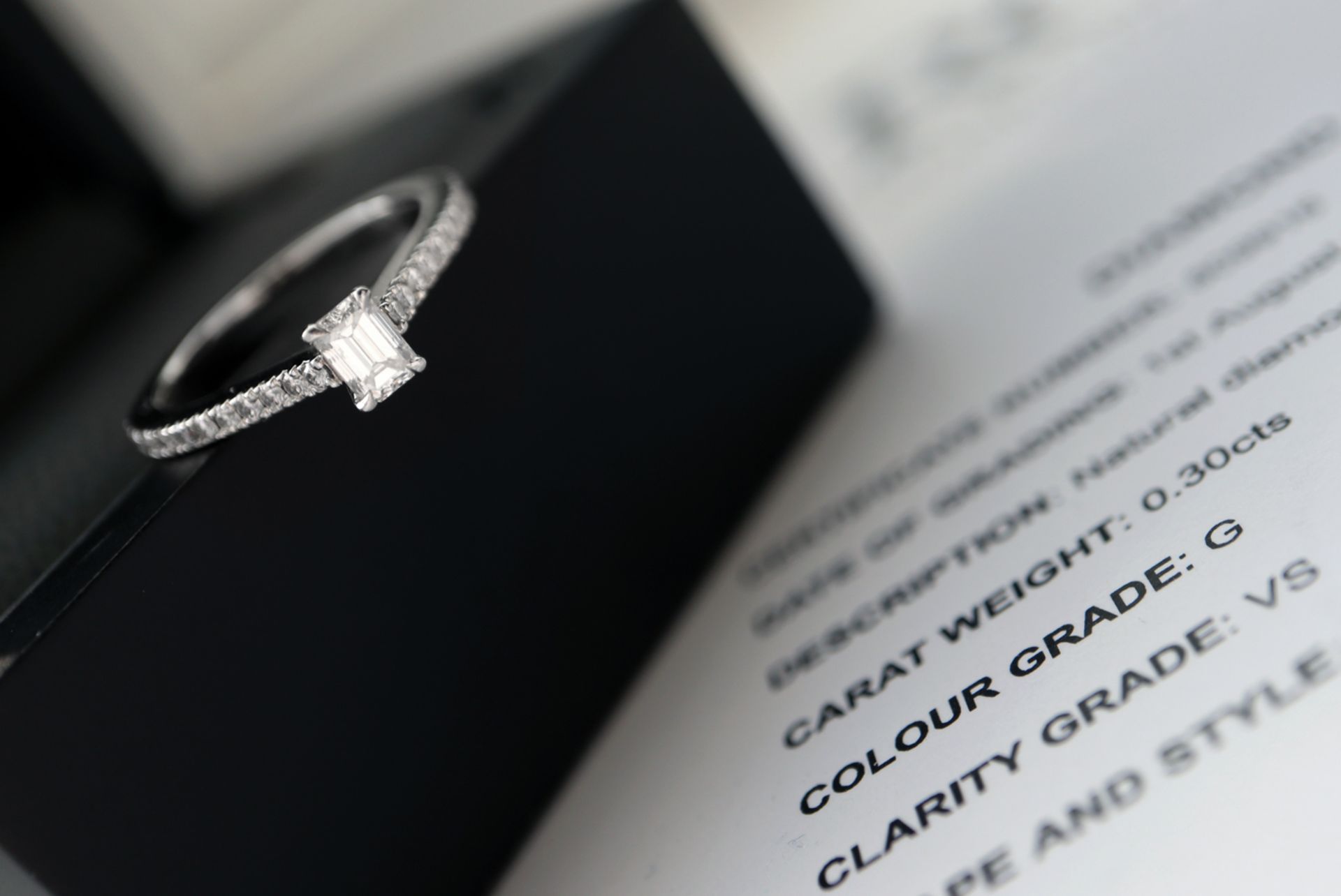 VS / G DIAMOND & PLATINUM EMERALD CUT DIAMOND RING - CERTIFICATE & VALUATION (£3,000.00) - Image 6 of 11
