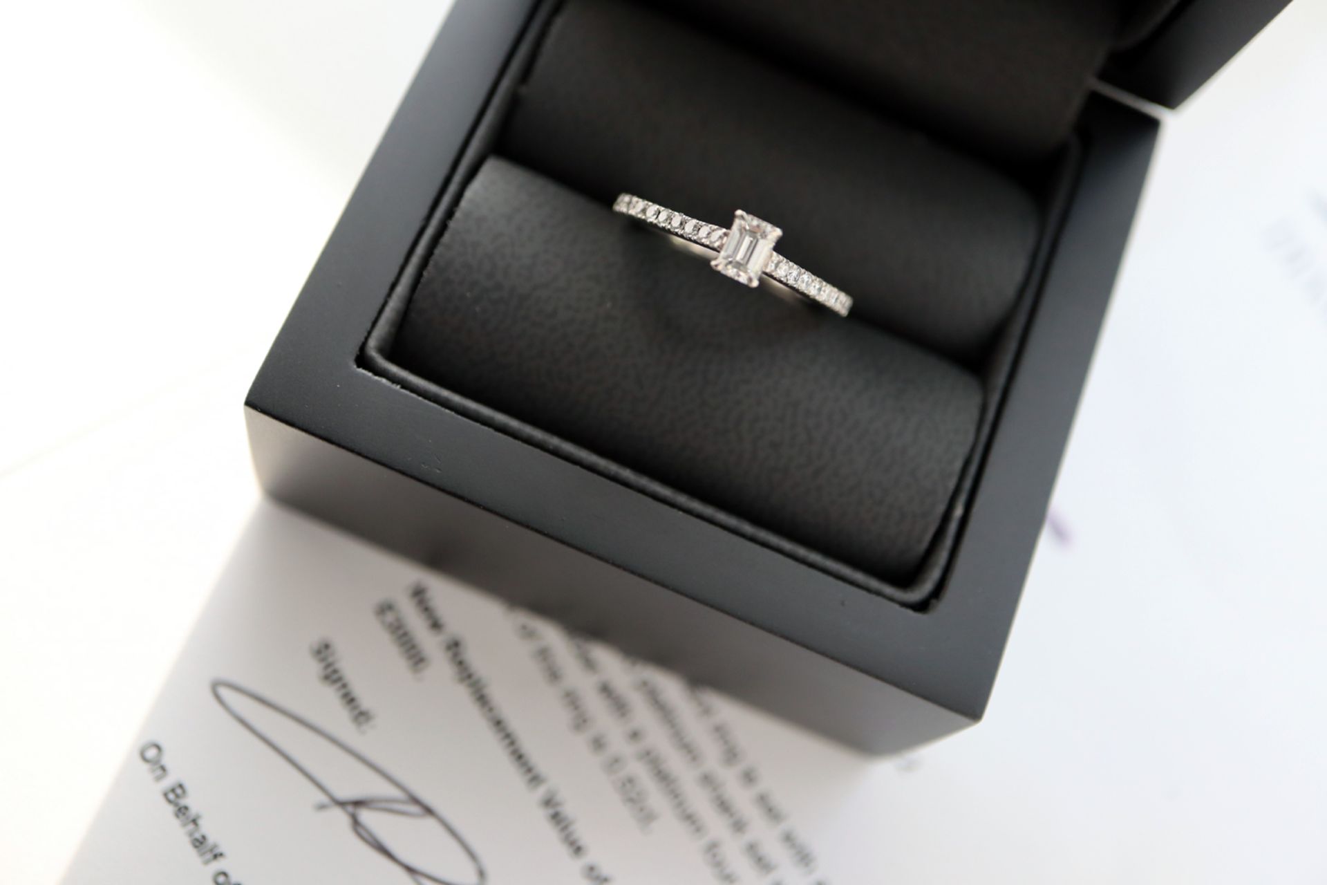 VS / G DIAMOND & PLATINUM EMERALD CUT DIAMOND RING - CERTIFICATE & VALUATION (£3,000.00) - Image 11 of 11