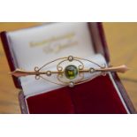 9CT VINTAGE BROOCH WITH ROSE CUT GREEN STONE
