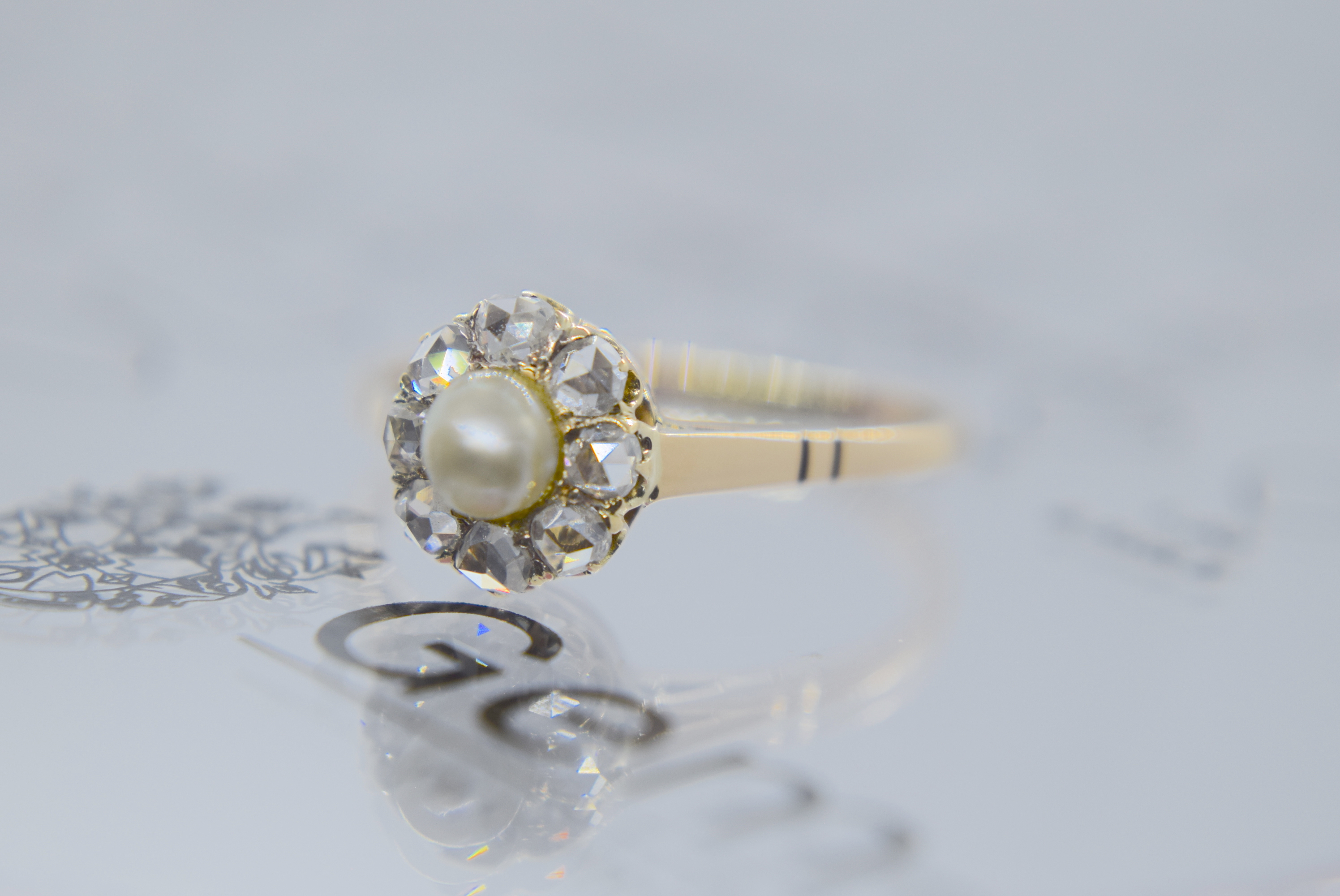 VINTAGE 1.00CT IVORY PEARL & ROSE CUT DIAMOND RING IN YELLOW & ROSE GOLD - Image 3 of 7