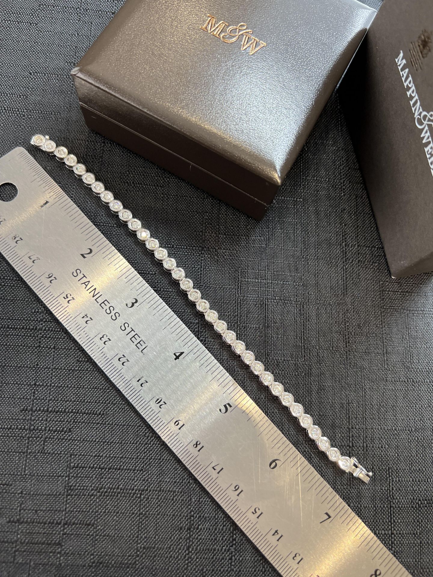 BEAUTIFUL 18K WHITE GOLD *VS* QUALITY 3.00CT DIAMOND TENNIS BRACELET - Image 2 of 8