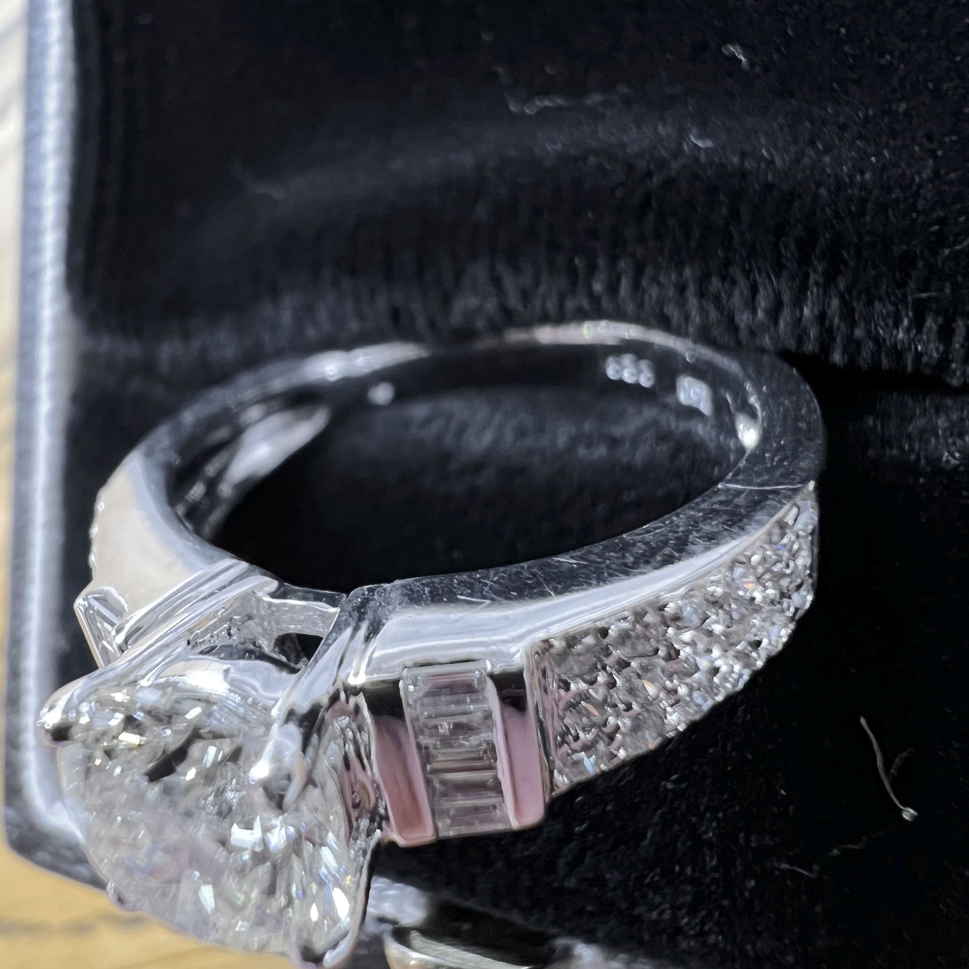 2.00CT DIAMOND RING IN 18CT WHITE GOLD (SIZE N) (APPROXIMATED TCW - CENTRE DIAMOND 1.25CT) - Image 2 of 3