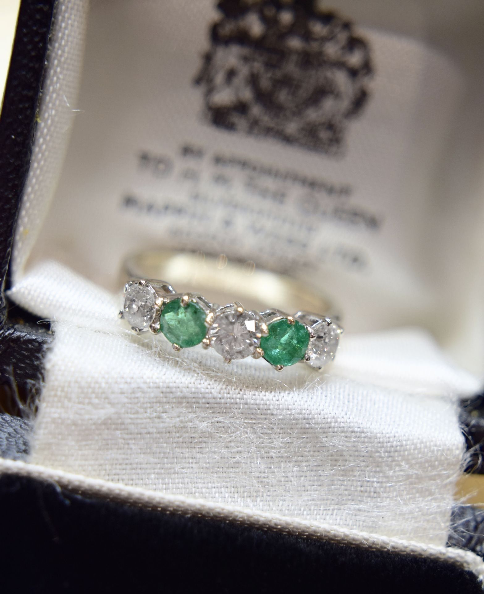 18K DIAMOND & EMERALD 1.50CT 5-STONE ETERNITY RING (SIZE M) - HALLMARKED 750/ 18K - Image 2 of 5