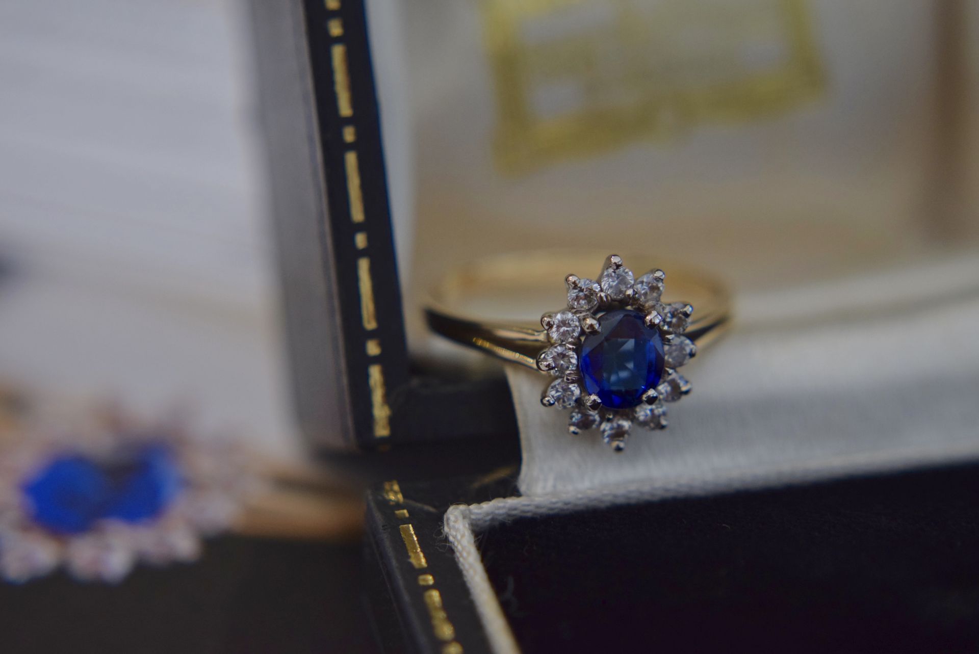 FINE QUALITY 1.25CT VELVET BLUE SAPPHIRE & DIAMOND HALO RING IN 14K YELLOW GOLD - Image 6 of 9