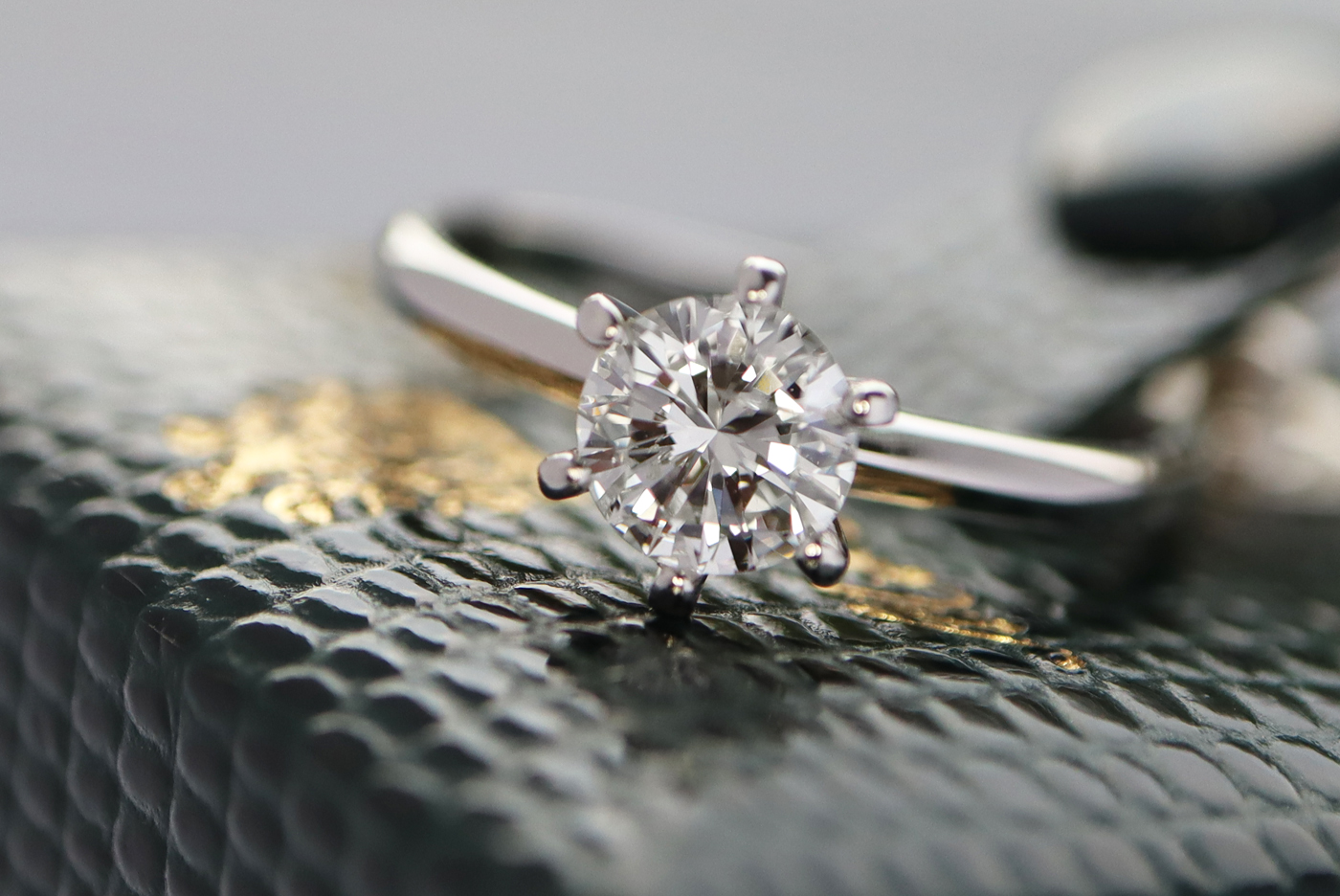 PLATINUM 0.91CT BRILLIANT DIAMOND SOLITAIRE RING (TIFFANY STYLE MOUNT) - Image 3 of 7