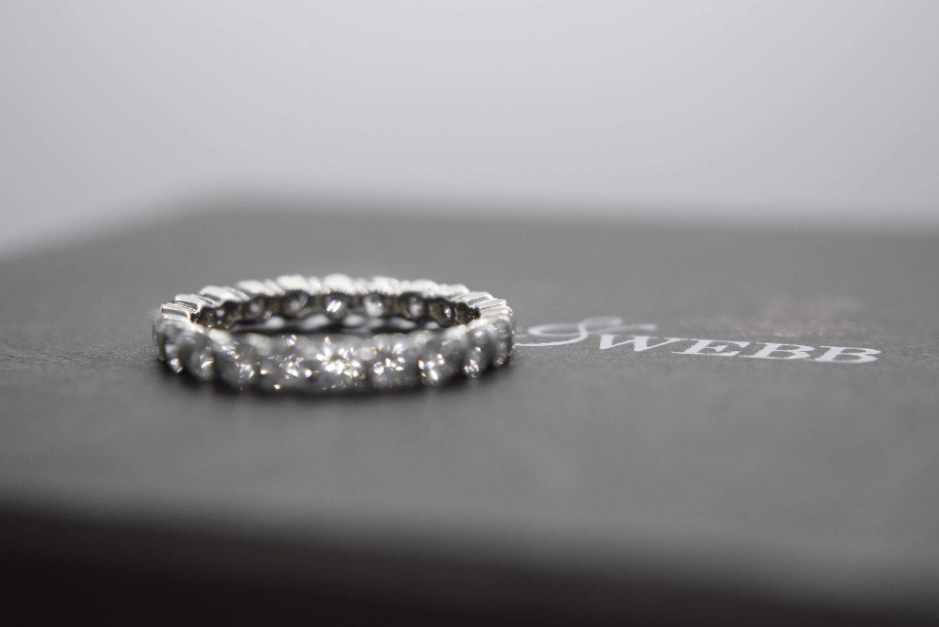 2.20CT DIAMOND FULL ETERNITY RING IN 18K WHITE GOLD (SIZE M) - APPROX. VS-G QUALITY - Image 3 of 3