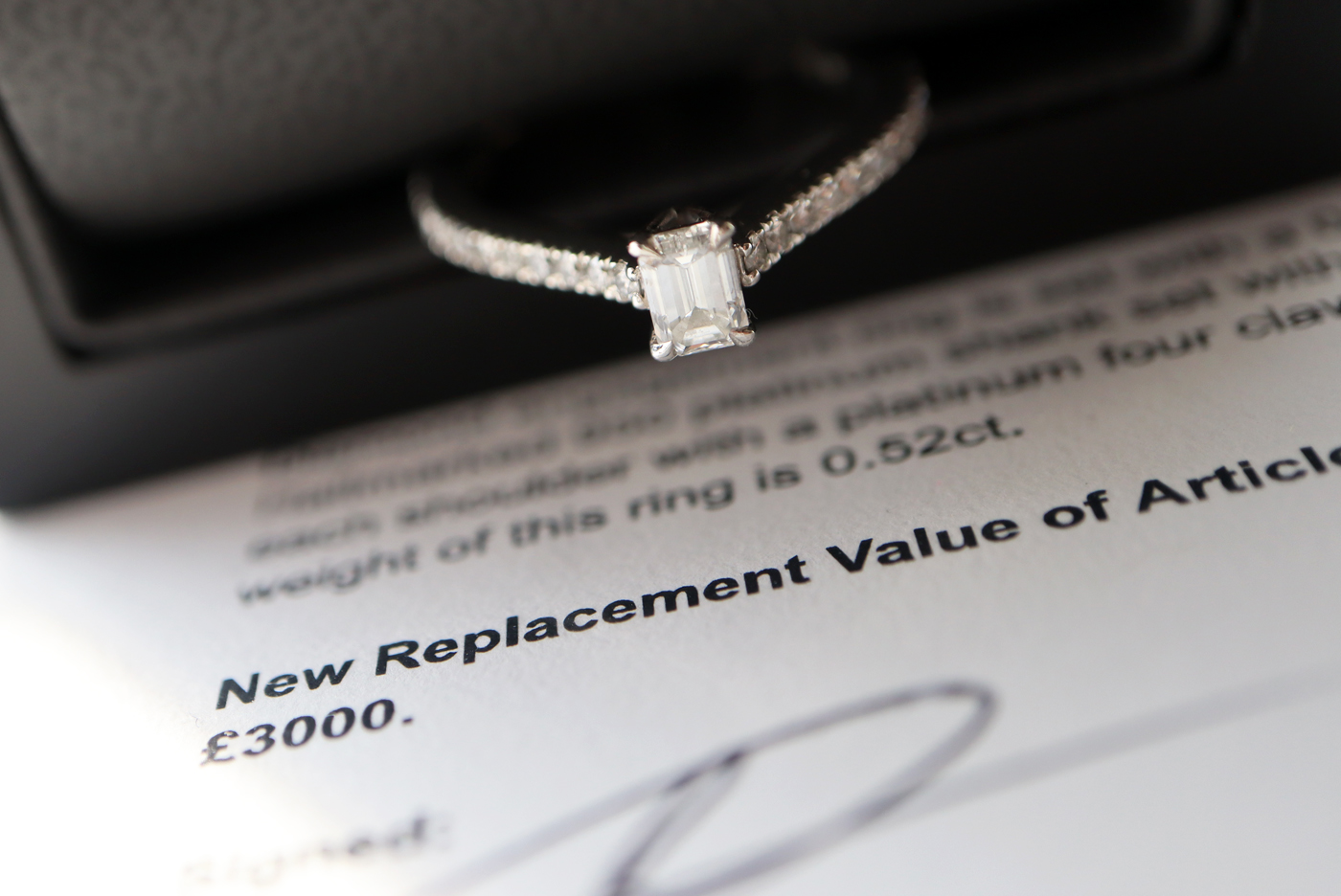 VS / G DIAMOND & PLATINUM EMERALD CUT DIAMOND RING - CERTIFICATE & VALUATION (£3,000.00) - Image 3 of 11