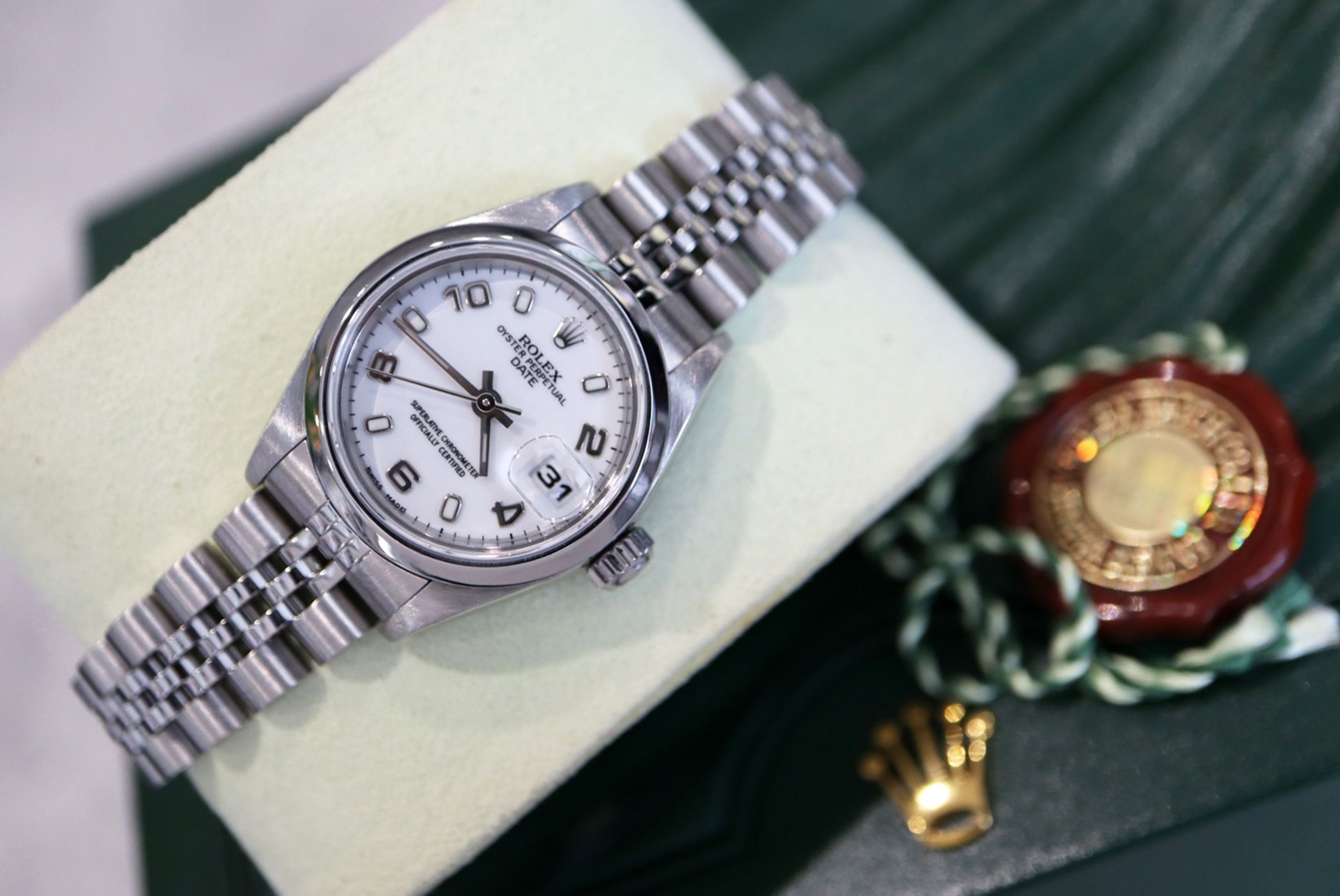 ROLEX DATEJUST REF. 79240 / OYSTER DATE 26MM LADIES STEEL MODEL - WHITE ARABIC NUMERAL DIAL - Image 3 of 9