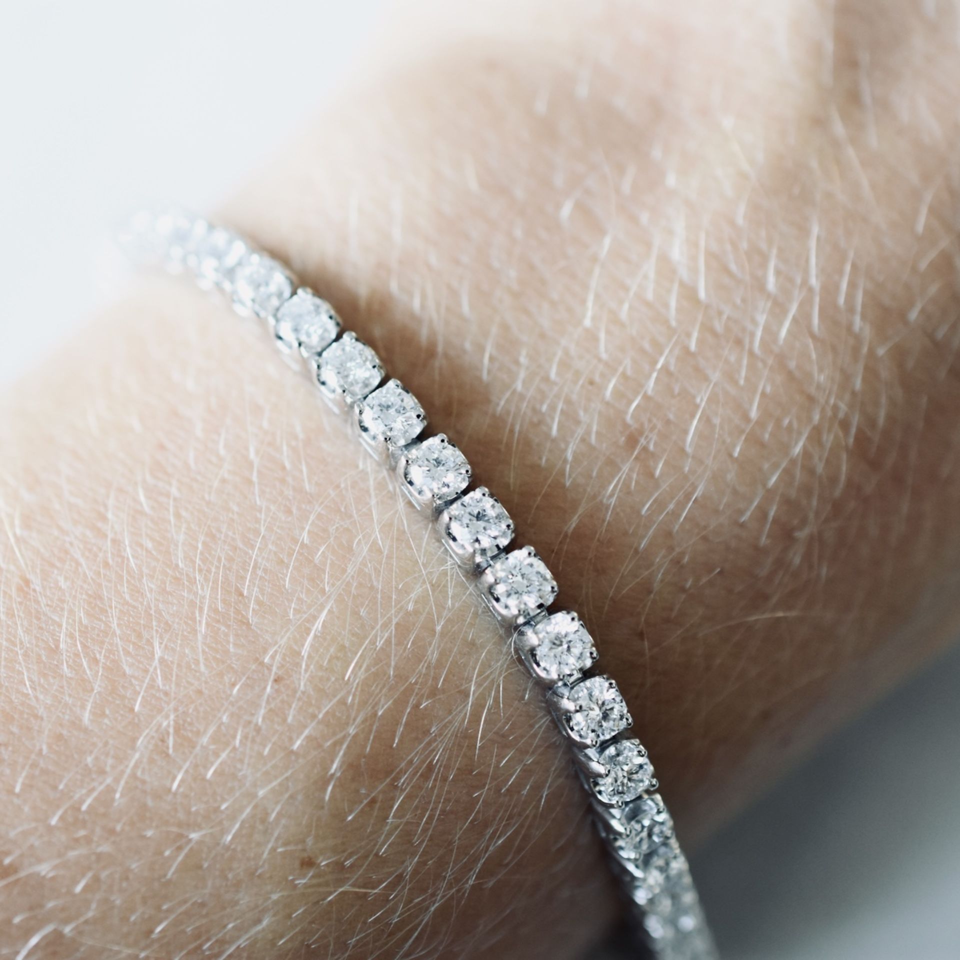 4.40CT DIAMOND TENNIS BRACELET (SI / F COLOUR & CLARITY) - WHITE GOLD/ BRILLIANT CUT DIAMONDS - Image 4 of 5