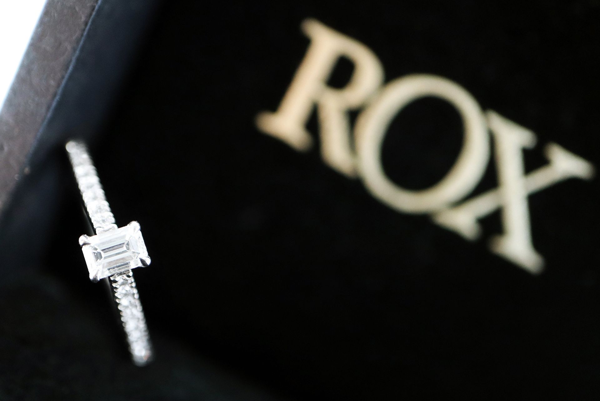 VS / G DIAMOND & PLATINUM EMERALD CUT DIAMOND RING - CERTIFICATE & VALUATION (£3,000.00) - Image 2 of 11