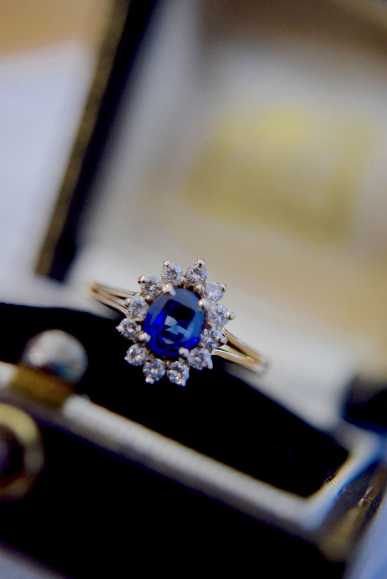 FINE QUALITY 1.25CT VELVET BLUE SAPPHIRE & DIAMOND HALO RING IN 14K YELLOW GOLD - Image 3 of 9