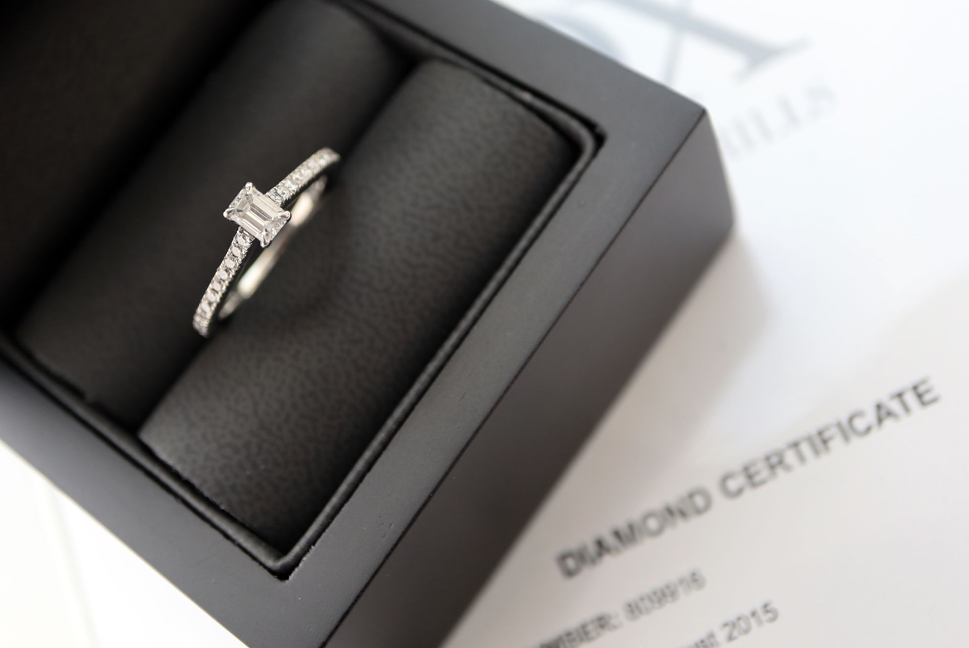 VS / G DIAMOND & PLATINUM EMERALD CUT DIAMOND RING - CERTIFICATE & VALUATION (£3,000.00) - Image 10 of 11