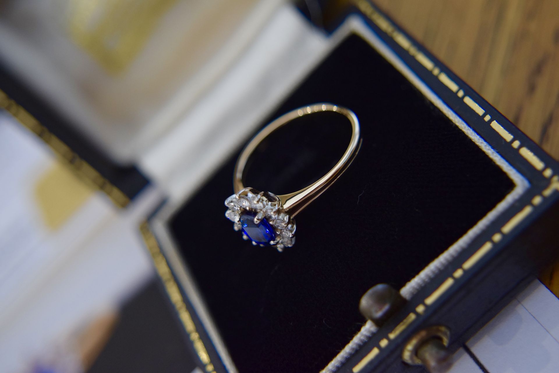 FINE QUALITY 1.25CT VELVET BLUE SAPPHIRE & DIAMOND HALO RING IN 14K YELLOW GOLD - Image 4 of 9