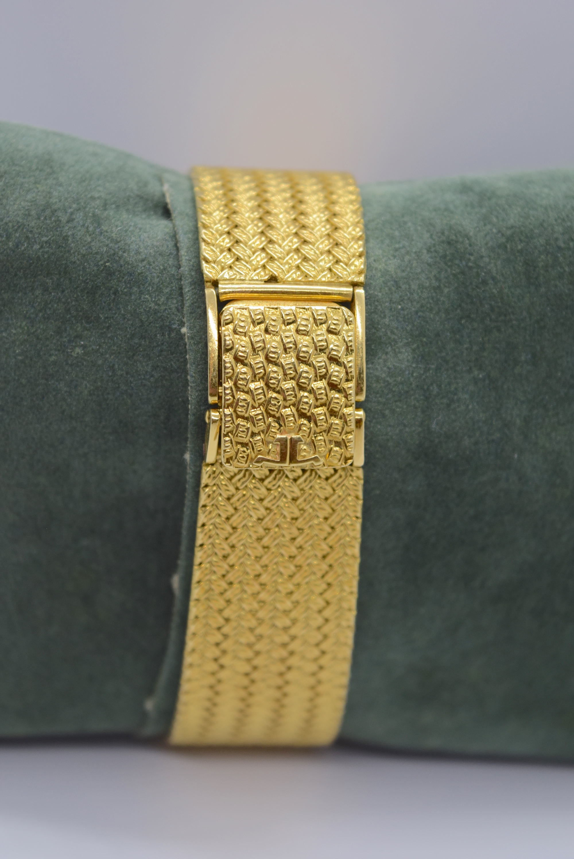 JAEGER LE-COULTRE RARE 18K DIAMOND-SET DRESS WATCH (31MM - 750 HALLMARKED CLASP) - Image 3 of 7