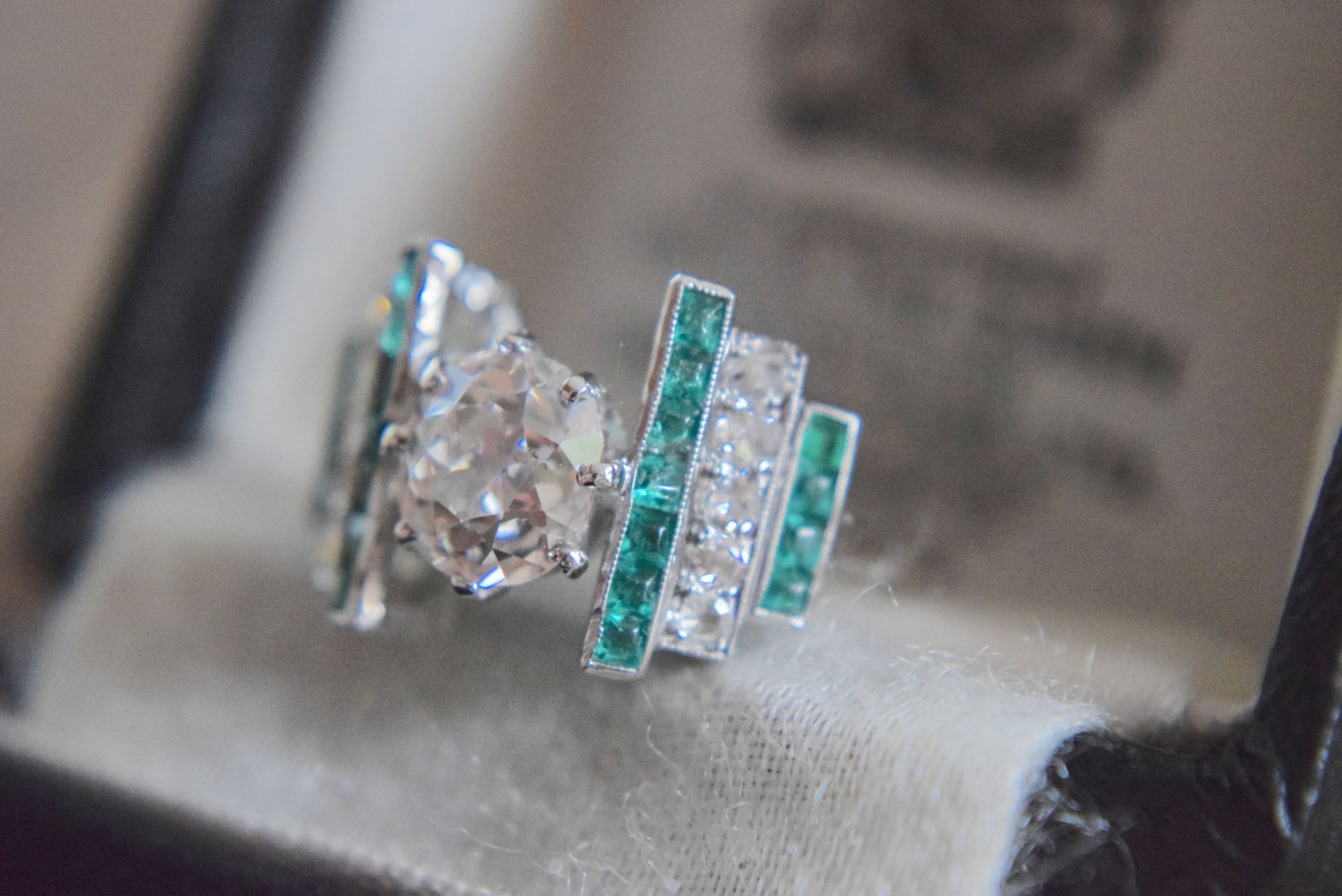 *PLATINUM OLD CUT 1.35CT DIAMOND AND EMERALD RING* - VS2 OLD CUT CENTRE PIECE DIAMOND (TCW = 2.65CT) - Image 4 of 7