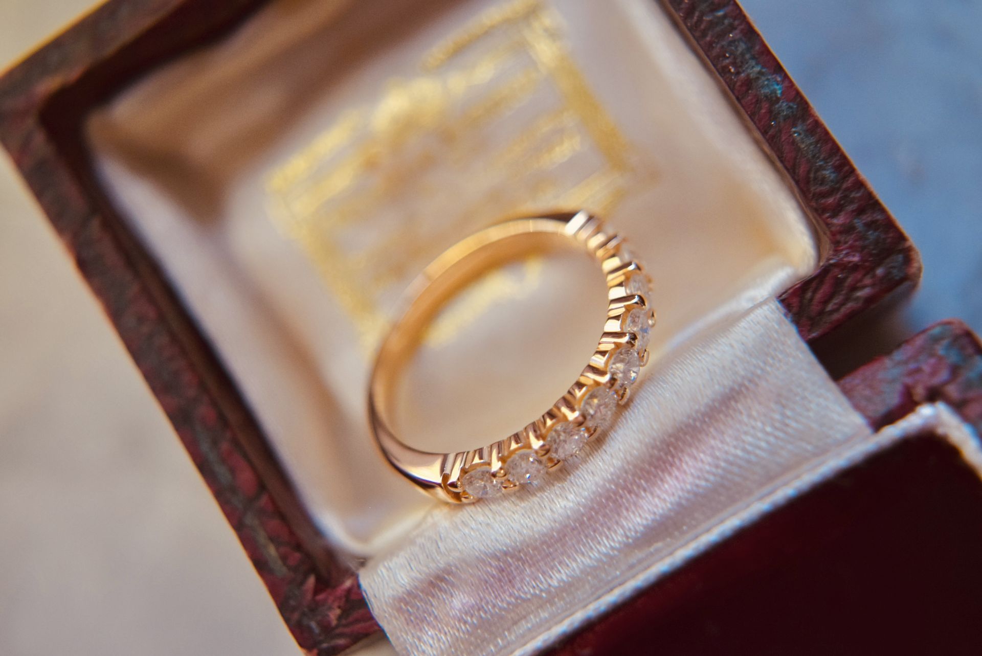 *BEAUTIFUL* FINE QUALITY VS/SI 0.50CT HALF ETERNITY RING IN 18K YELLOW GOLD - Image 5 of 10