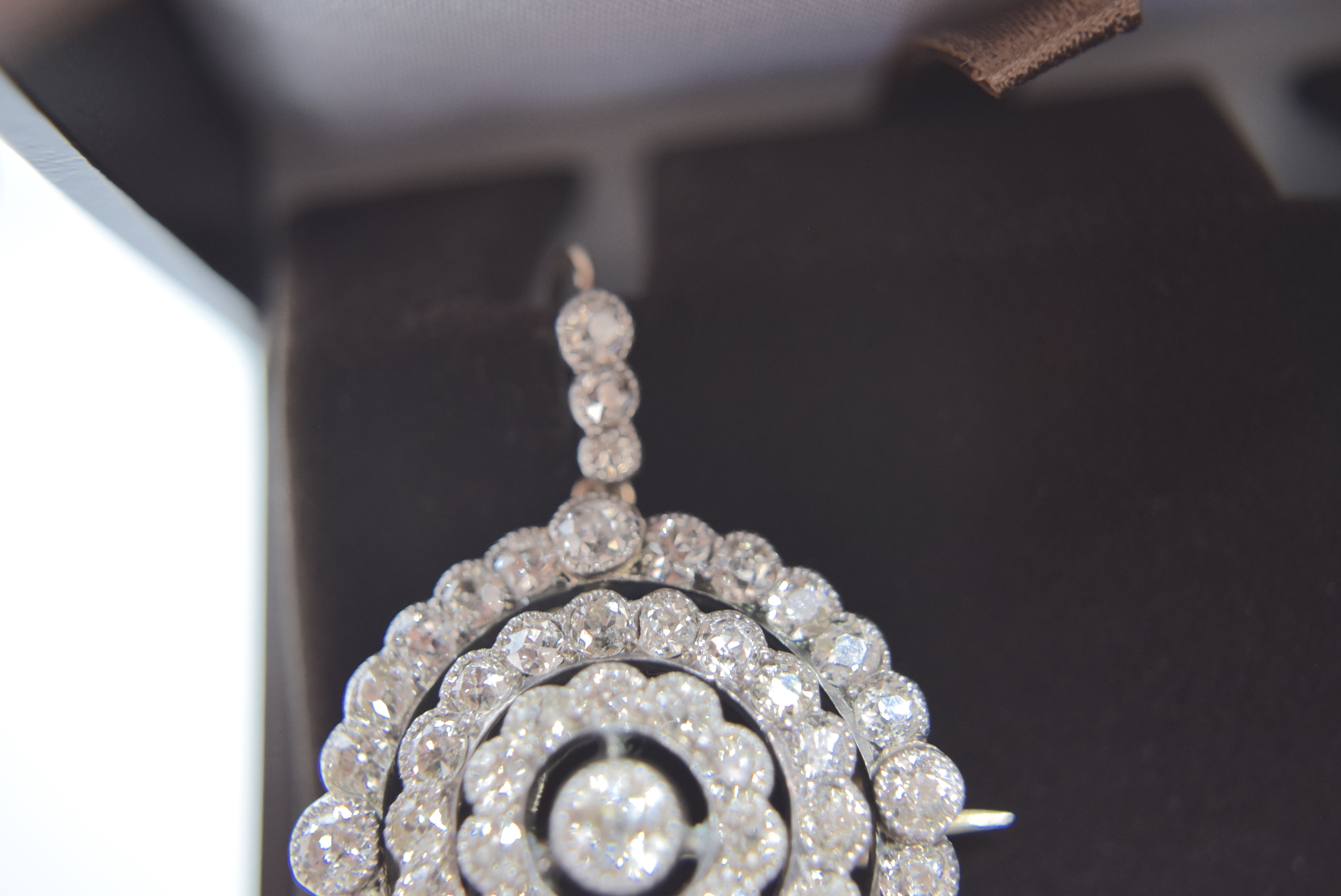 5.50-6.00CT OLD CUT DIAMOND PENDANT/ BROOCH (YELLOW & WHITE METAL TESTED AS GOLD) - Image 3 of 4