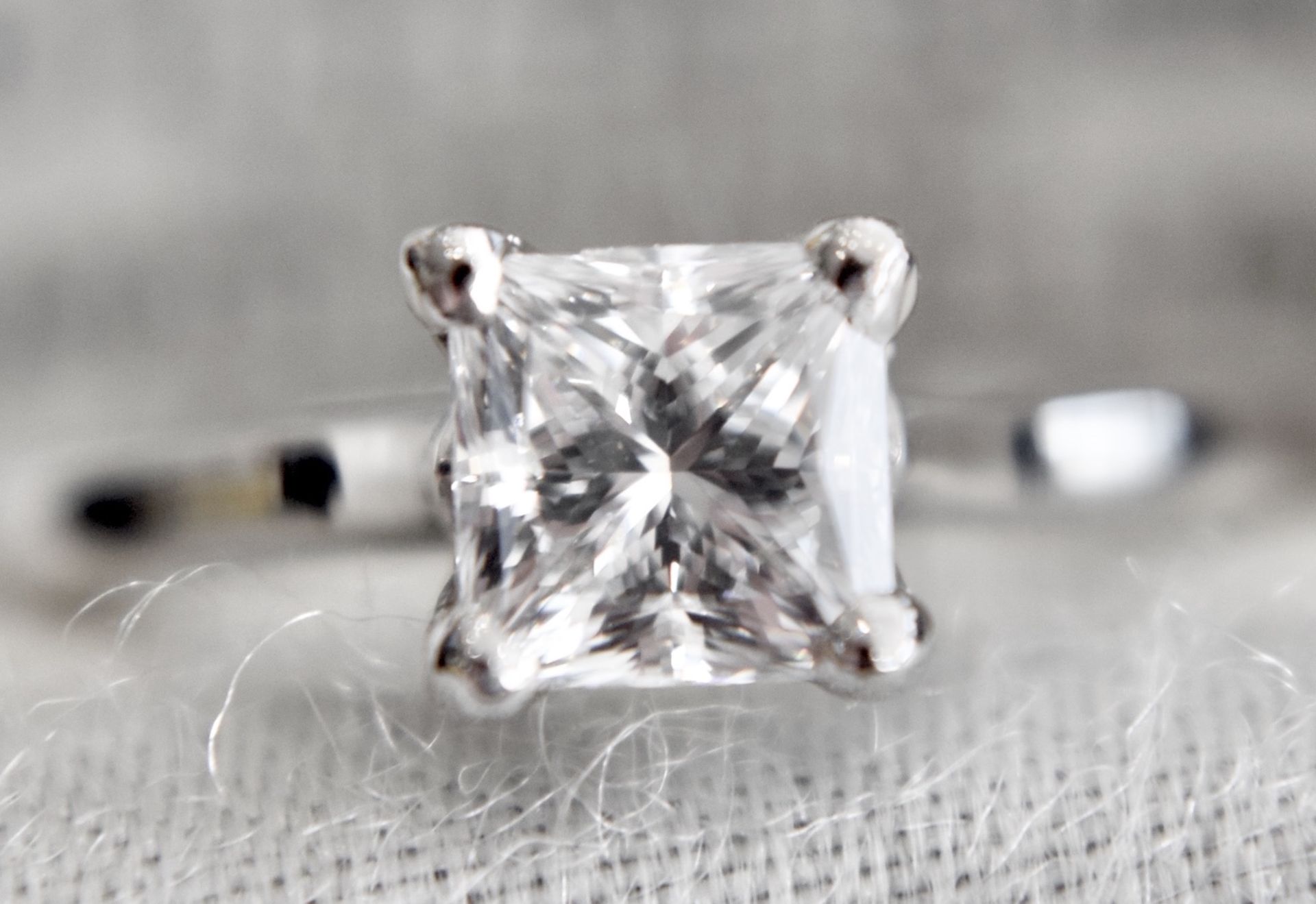 *0.85CT VVS2 / D*  FINE DIAMOND SOLITAIRE PLATINUM RING - PRINCESS CUT (£8,675.00 VALUATION / CERT) - Image 2 of 7