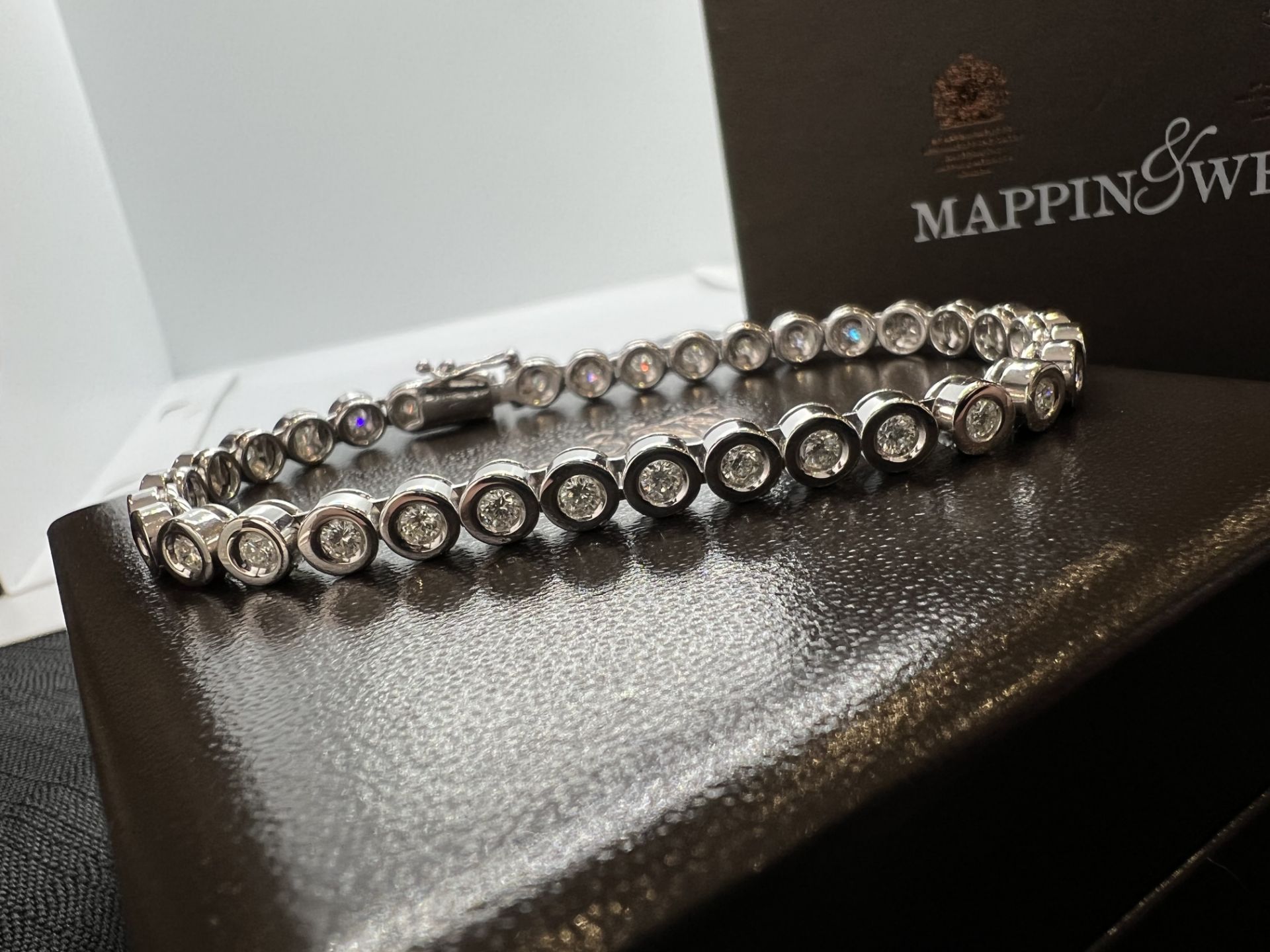 BEAUTIFUL 18K WHITE GOLD *VS* QUALITY 3.00CT DIAMOND TENNIS BRACELET - Image 5 of 8