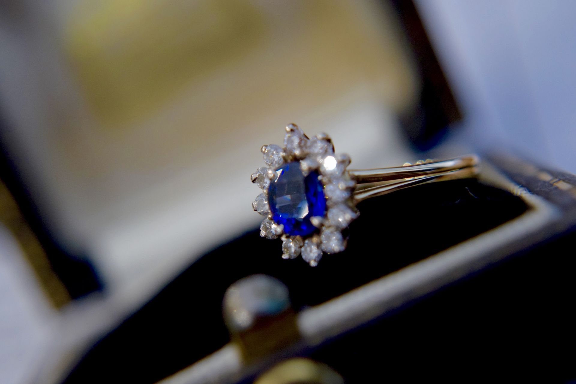 FINE QUALITY 1.25CT VELVET BLUE SAPPHIRE & DIAMOND HALO RING IN 14K YELLOW GOLD - Image 9 of 9