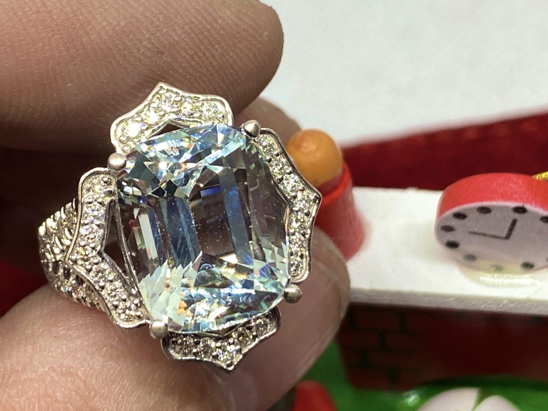 FINE 18ct WHITE GOLD RING SET WITH 11.00ct BLUE AQUAMARINE & 1.50cts DIAMONDS - Image 3 of 4