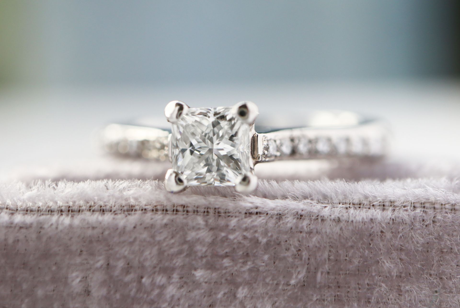 PLATINUM (950) 0.70CT DIAMOND RING (PRINCESS CUT) - VS2 / E DIAMOND DETAILS: MAIN STONE - 0.50CT / E - Image 2 of 7