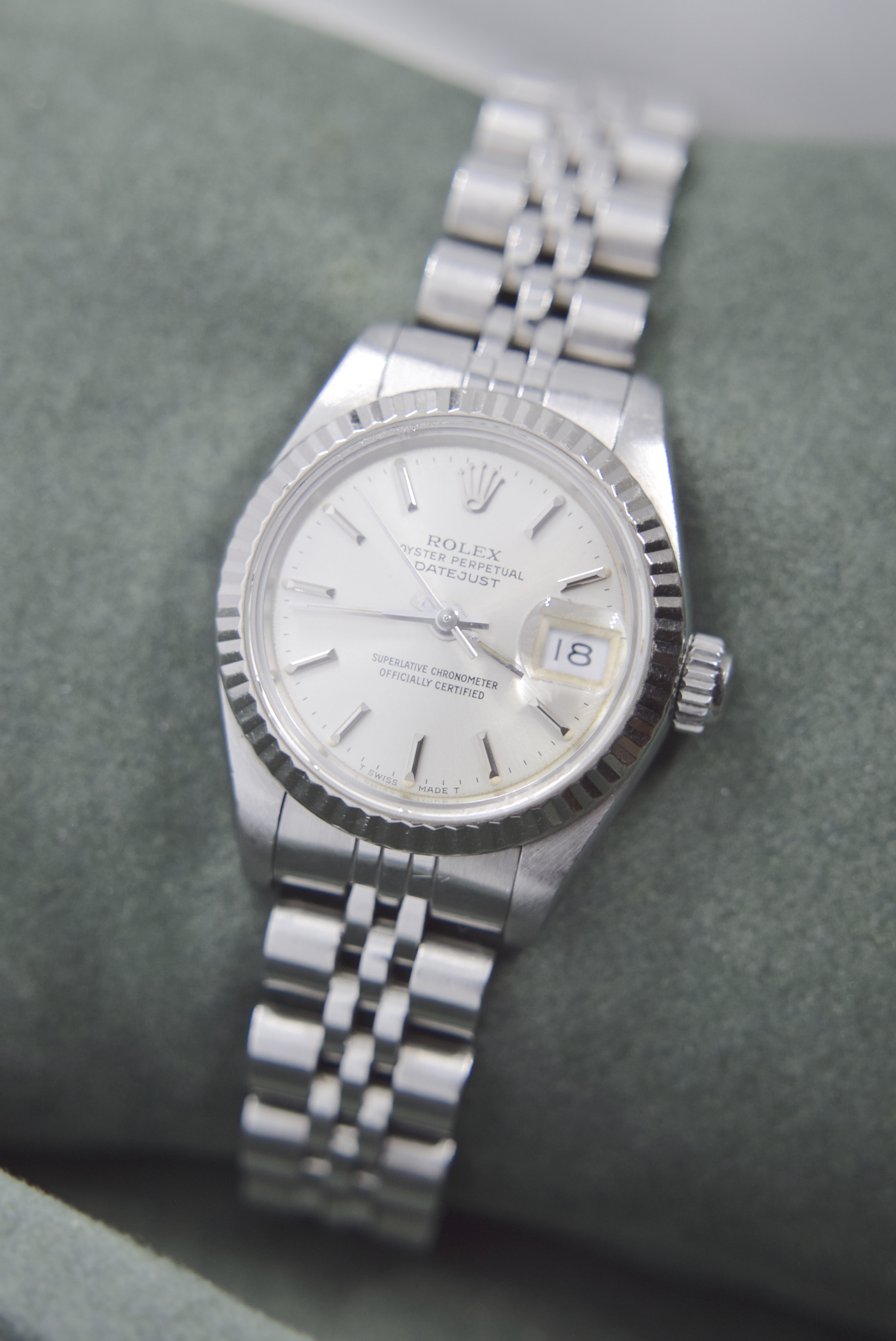 ROLEX DATEJUST LADIES REF. 69174 (26MM MODEL WITH SILVER DIAL & JUBILEE BRACELET)