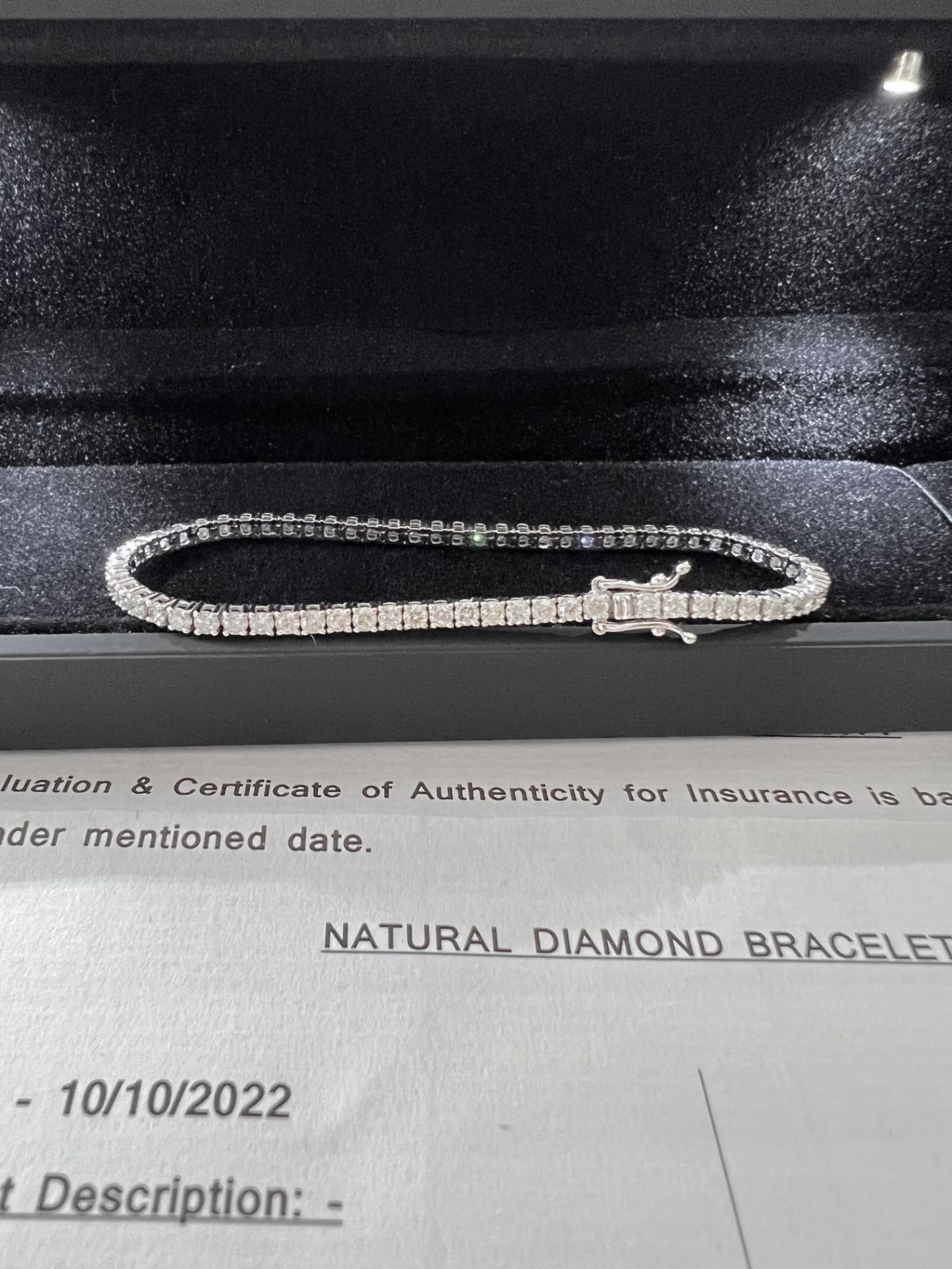 4.40CT DIAMOND TENNIS BRACELET (SI / F COLOUR & CLARITY) - WHITE GOLD/ BRILLIANT CUT DIAMONDS - Image 3 of 5