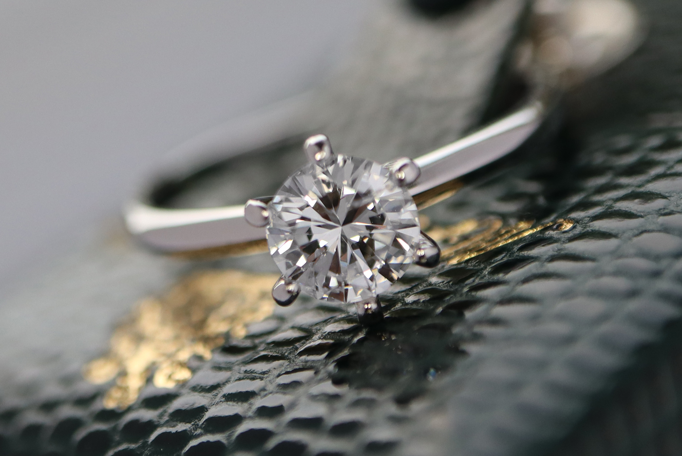 PLATINUM 0.91CT BRILLIANT DIAMOND SOLITAIRE RING (TIFFANY STYLE MOUNT) - Image 4 of 7