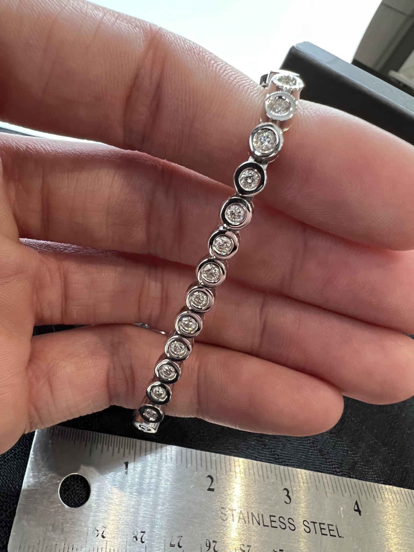 BEAUTIFUL 18K WHITE GOLD *VS* QUALITY 3.00CT DIAMOND TENNIS BRACELET - Image 6 of 8