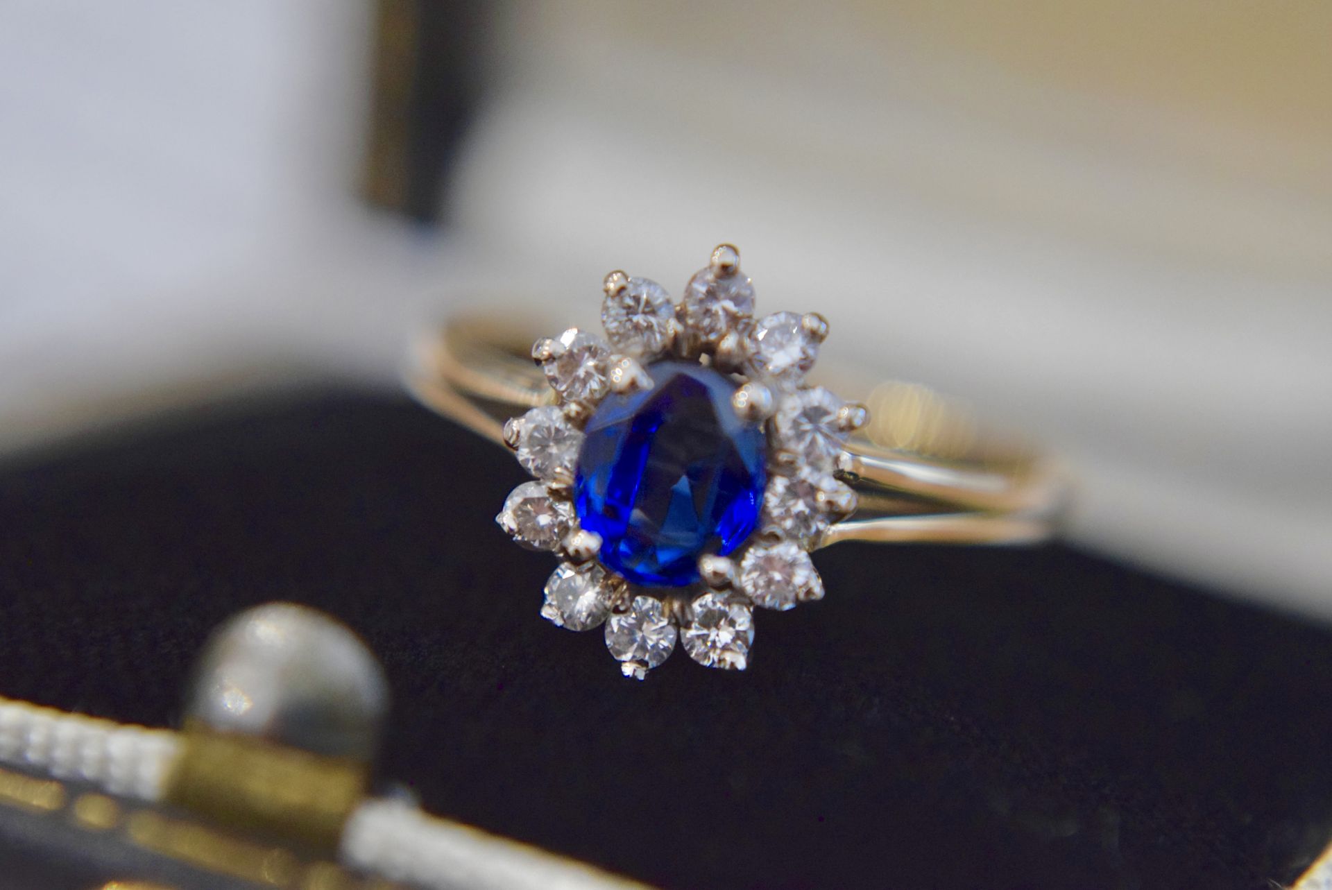 FINE QUALITY 1.25CT VELVET BLUE SAPPHIRE & DIAMOND HALO RING IN 14K YELLOW GOLD - Image 7 of 9
