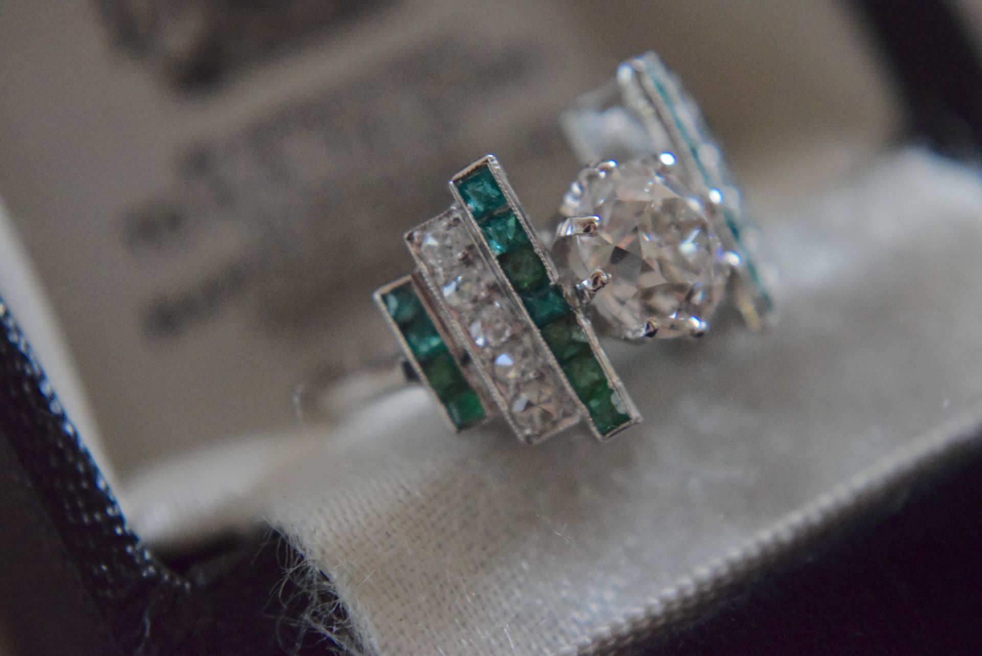 *PLATINUM OLD CUT 1.35CT DIAMOND AND EMERALD RING* - VS2 OLD CUT CENTRE PIECE DIAMOND (TCW = 2.65CT) - Image 5 of 7