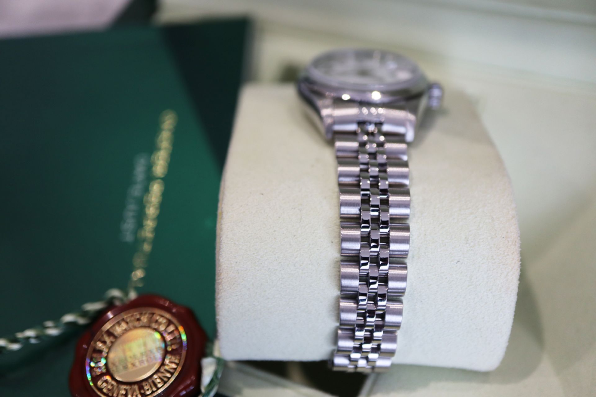 ROLEX DATEJUST REF. 79240 / OYSTER DATE 26MM LADIES STEEL MODEL - WHITE ARABIC NUMERAL DIAL - Image 4 of 9