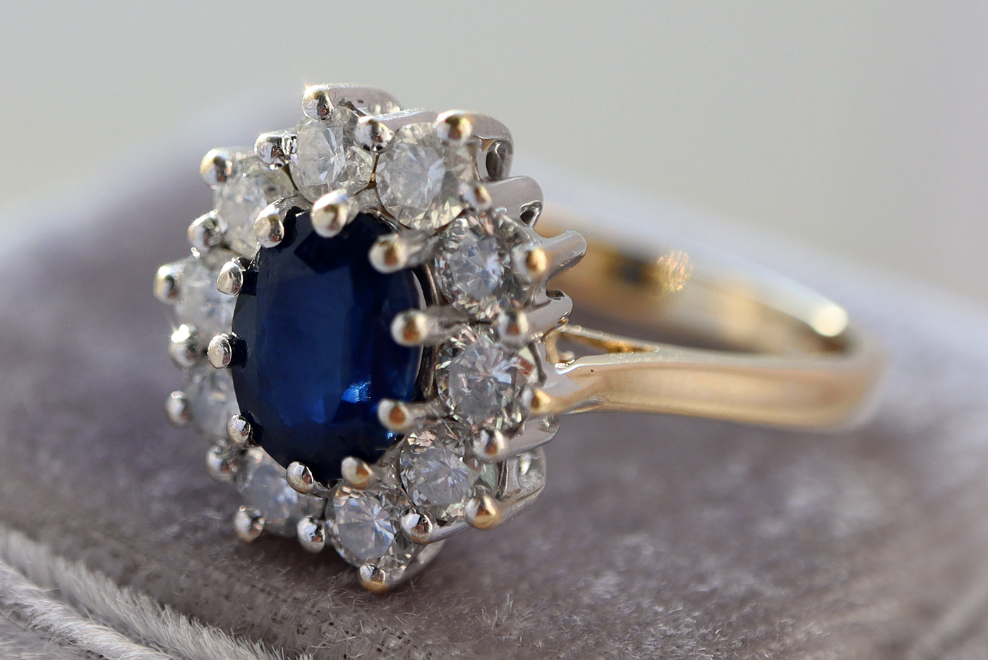 1.75CT SAPPHIRE & DIAMOND OVAL HALO RING IN YELLOW / WHITE GOLD - Bild 2 aus 2