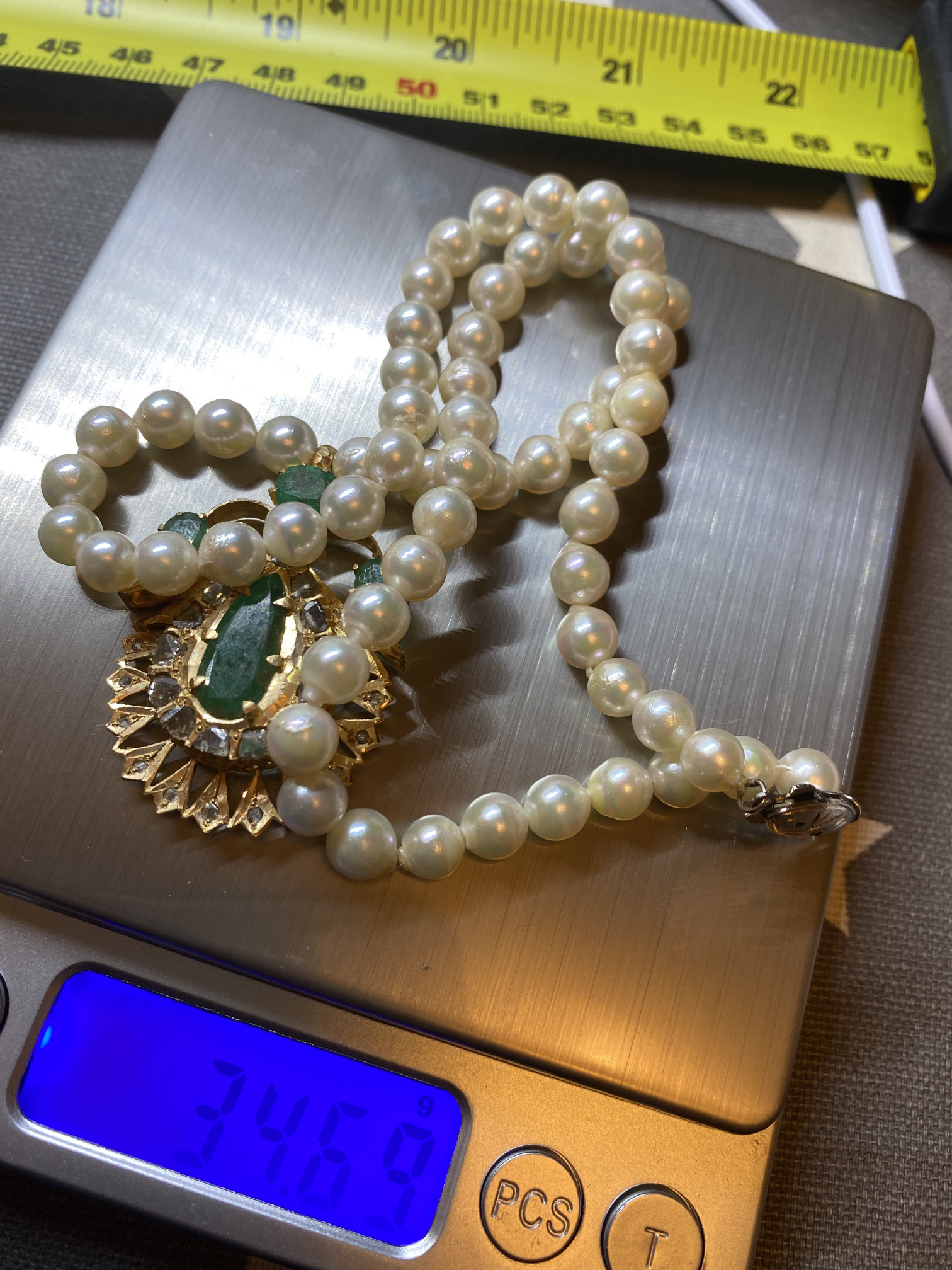 FINE YELLOW METAL PENDANT SET WITH 8.00cts OF EMERALDS + 1.30ct DIAMONDS ON PEARL NECKLACE - Bild 7 aus 7